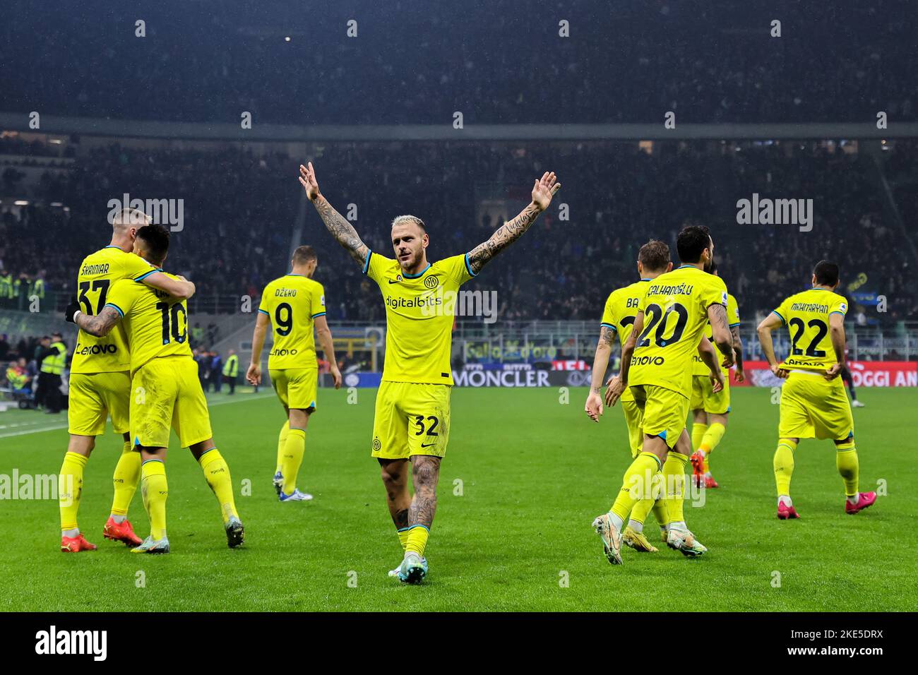 Federico Dimarco del FC Internazionale (C) festeggia dopo aver segnato un gol durante la Serie 2022/23, una partita di calcio tra il FC Internazionale e il Bologna FC allo Stadio Giuseppe Meazza di Milano. Punteggio finale: Inter 6 - 1 Bologna (Foto di Fabrizio Carabelli / SOPA Images/Sipa USA) Foto Stock