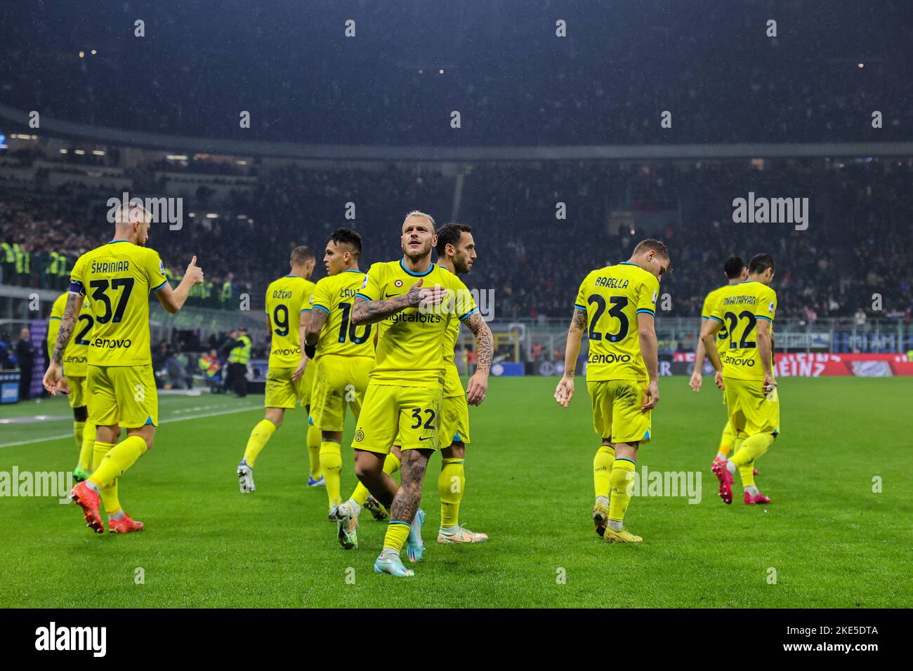 Federico Dimarco del FC Internazionale (C) festeggia dopo aver segnato un gol durante la Serie 2022/23, una partita di calcio tra il FC Internazionale e il Bologna FC allo Stadio Giuseppe Meazza di Milano. Punteggio finale: Inter 6 - 1 Bologna (Foto di Fabrizio Carabelli / SOPA Images/Sipa USA) Foto Stock