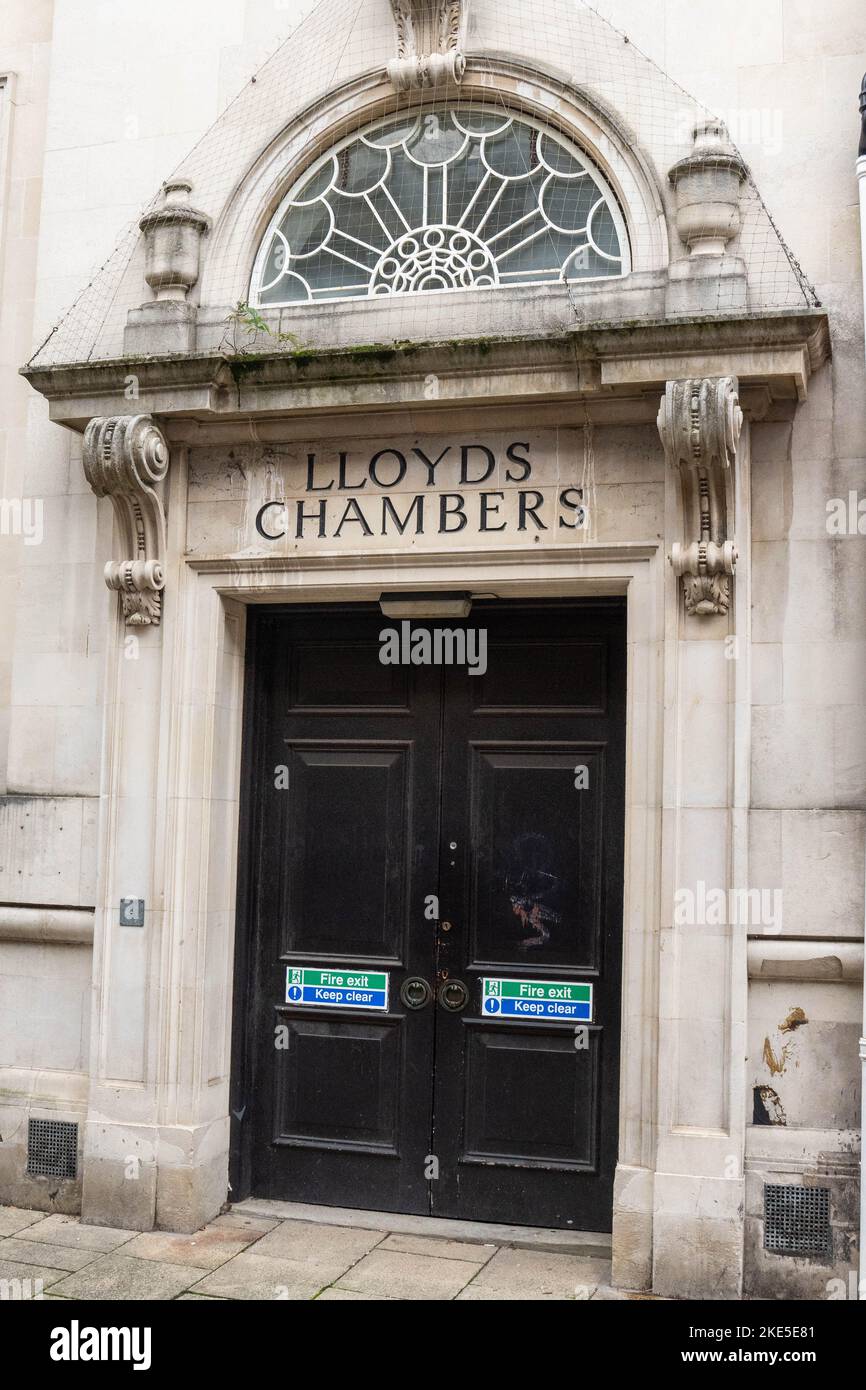 La porta laterale architettonica è usata come porta di emergenza di uscita di fuoco alla Lloyds Bank in Norwich Norfolk Inghilterra Foto Stock