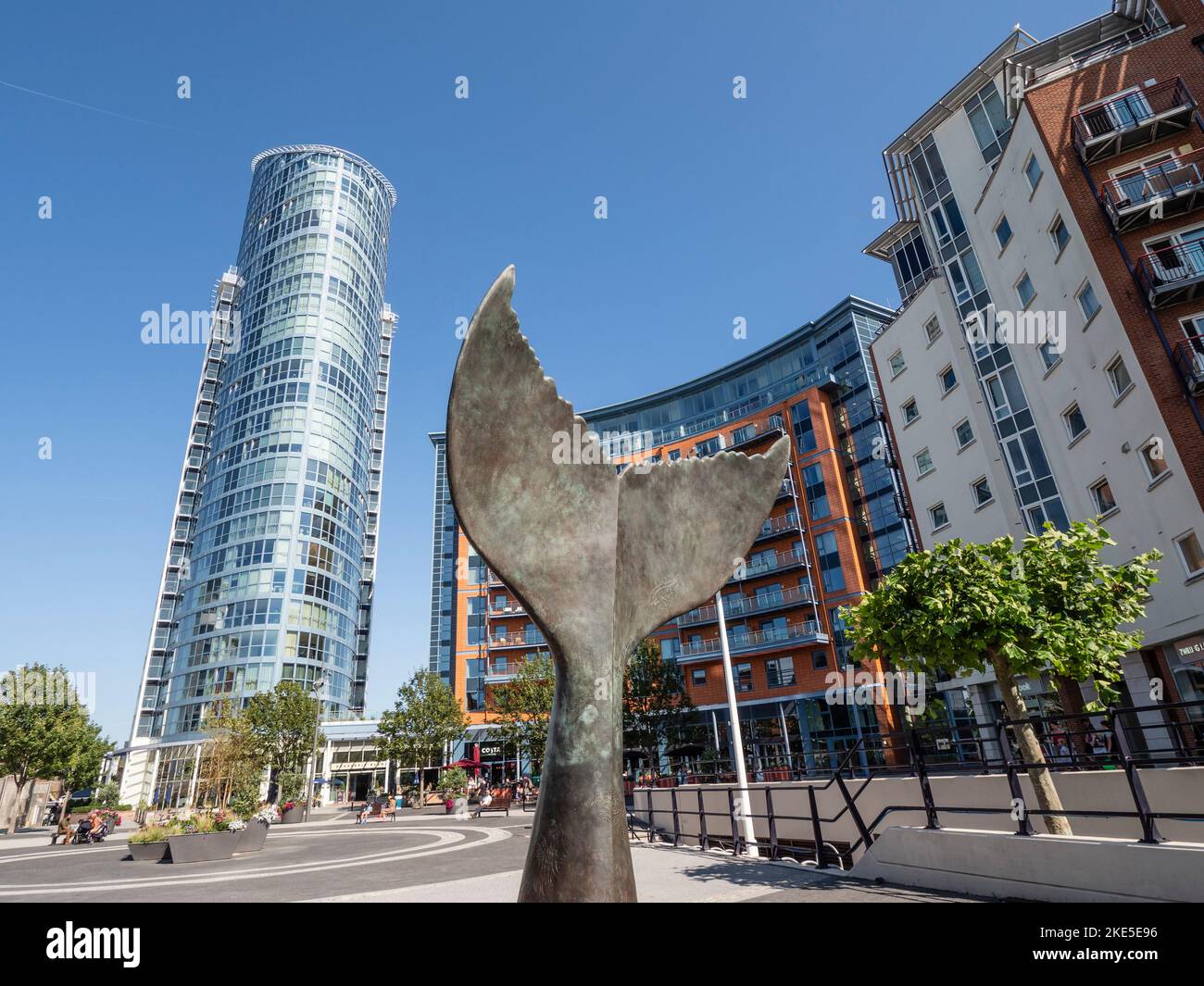 Scultura della coda di balena con la torre n. 1 (Lipstick), la Plaza, Gunwharf Quays, Portsmouth, Hampshire, Inghilterra, Regno Unito Foto Stock