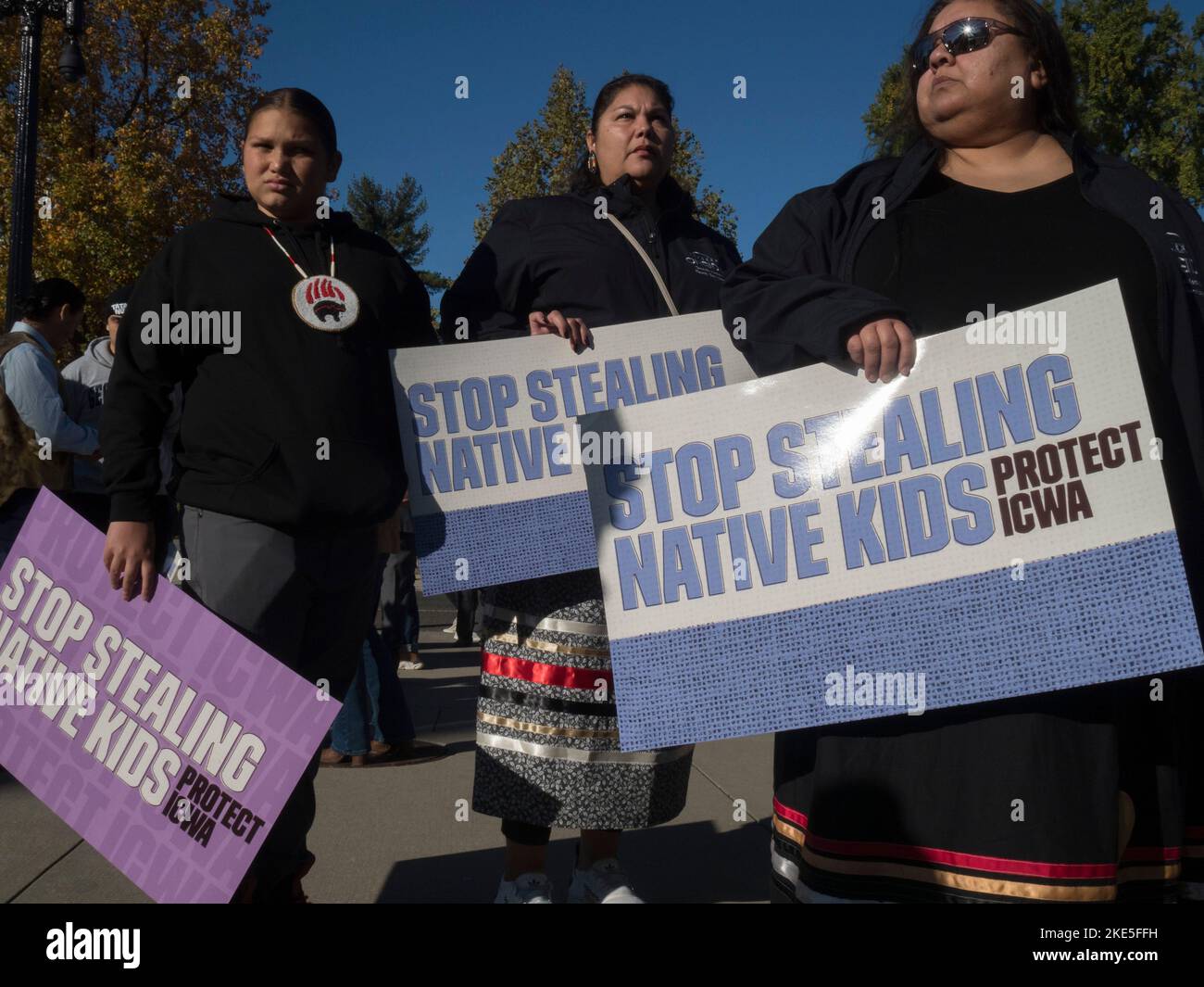 9 novembre 2022, Washington, District of Columbia, USA: Mentre la Corte Suprema degli Stati Uniti ha tenuto audizioni a Haaland contro Brackeen, un caso che deciderà la costituzionalità dell'ICWA, l'Indian Child Welfare Act, centinaia di persone si sono alleate per proteggere i diritti di custodia dei bambini nativi. (Credit Image: © sue Dorfman/ZUMA Press Wire) Foto Stock