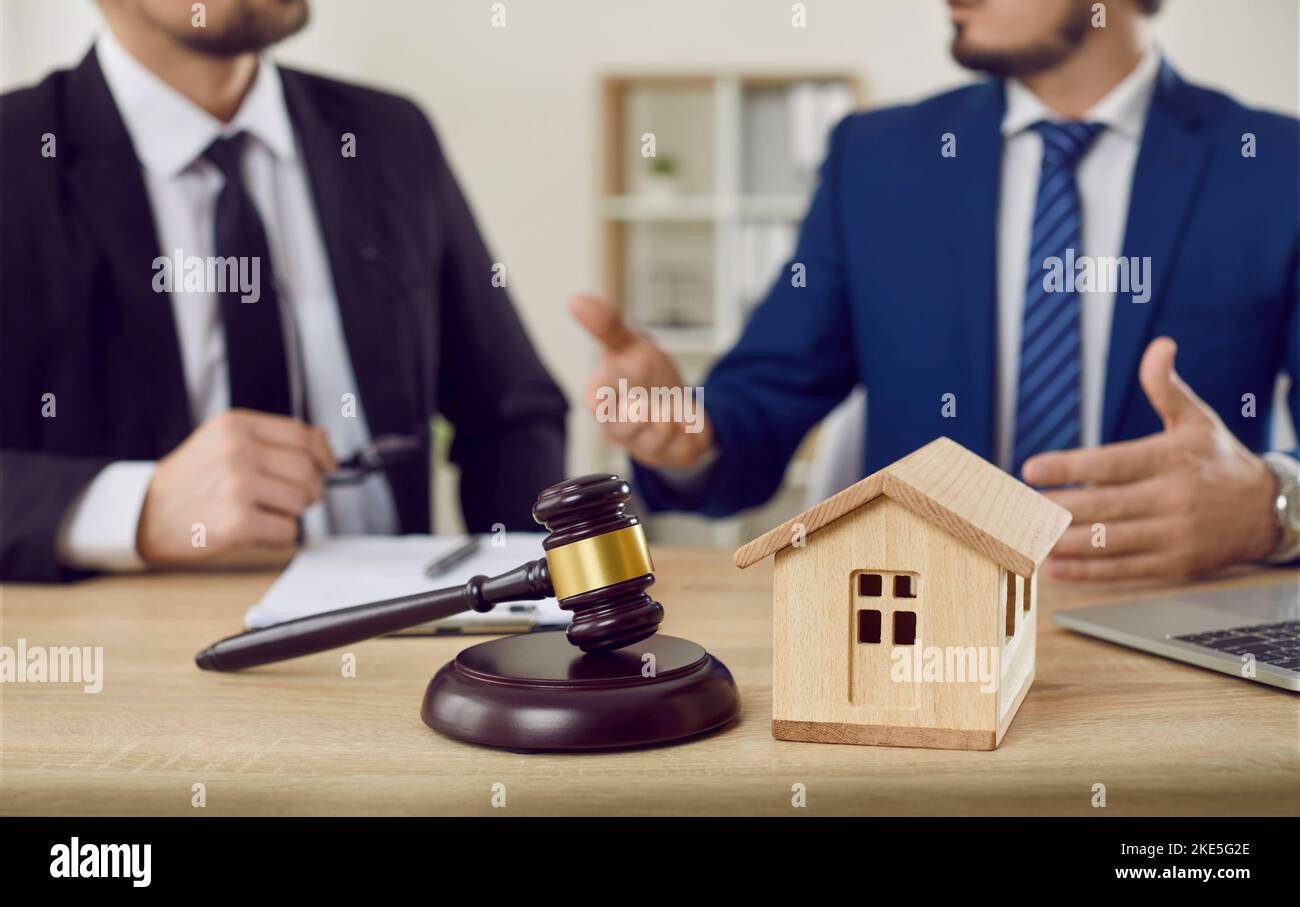 Uomo d'affari ottenere la consultazione legale sulla costruzione della casa da avvocato di proprietà Foto Stock