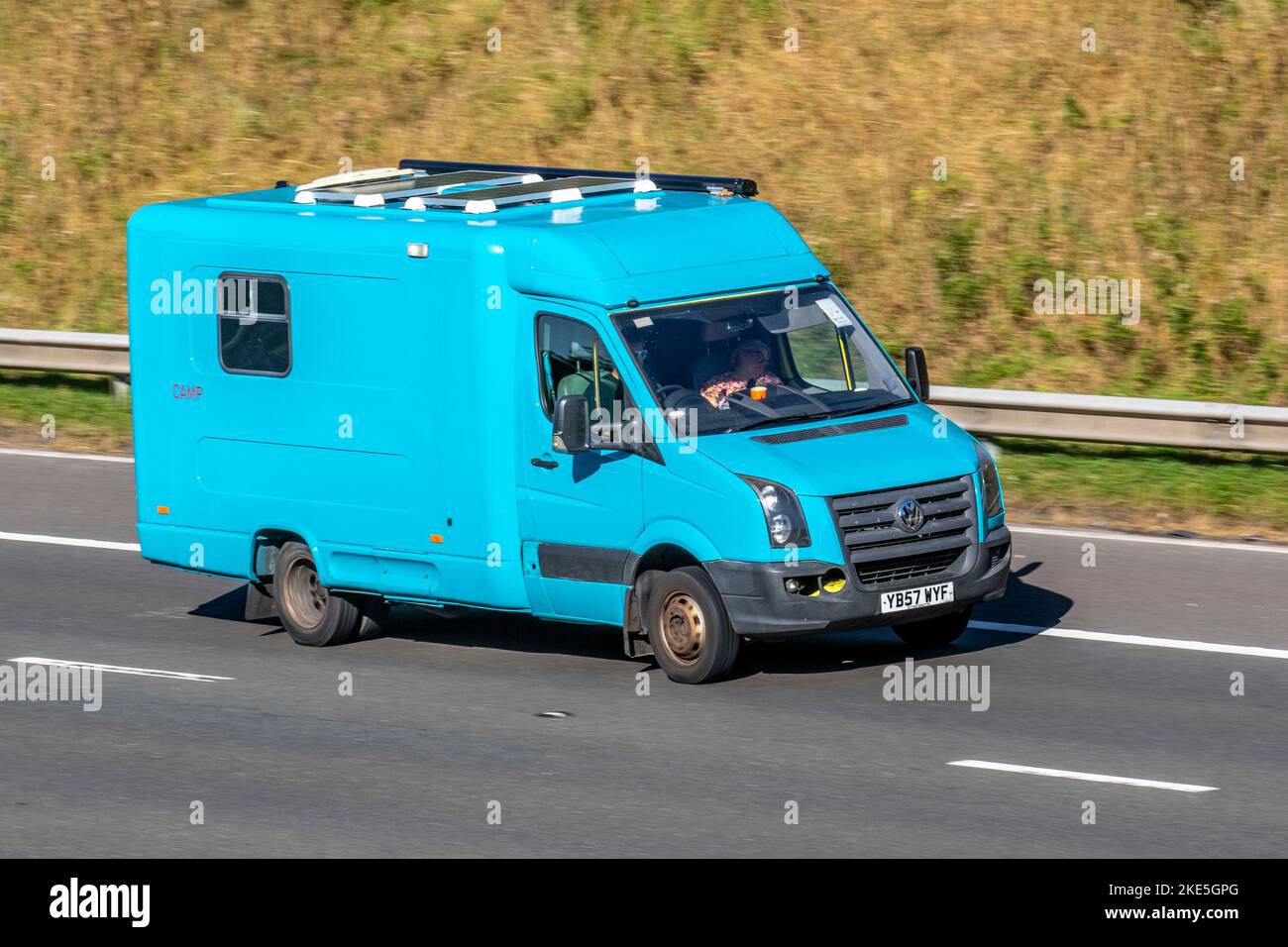 2008 Blue VW Volkswagen CAMP Crafter LCV, CRAFTER CR50 LWB P/V 109TDI GIORNO viaggiando sull'autostrada M6 UK Foto Stock