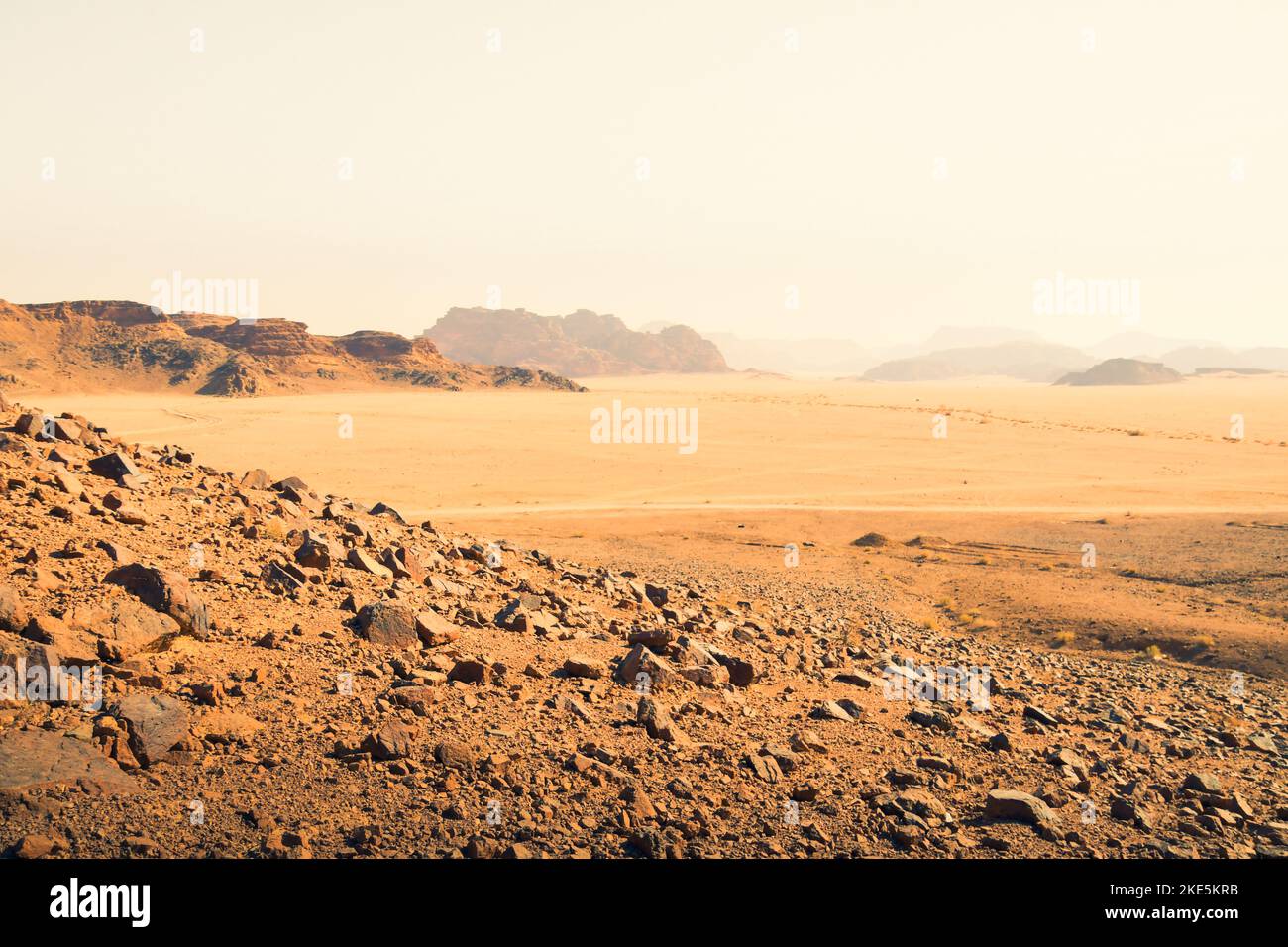 Pianeta Marte come paesaggio - Foto del deserto di Wadi Rum in Giordania con il cielo rosa rosso sopra, questo luogo è stato utilizzato come set per molti film di fantascienza Foto Stock