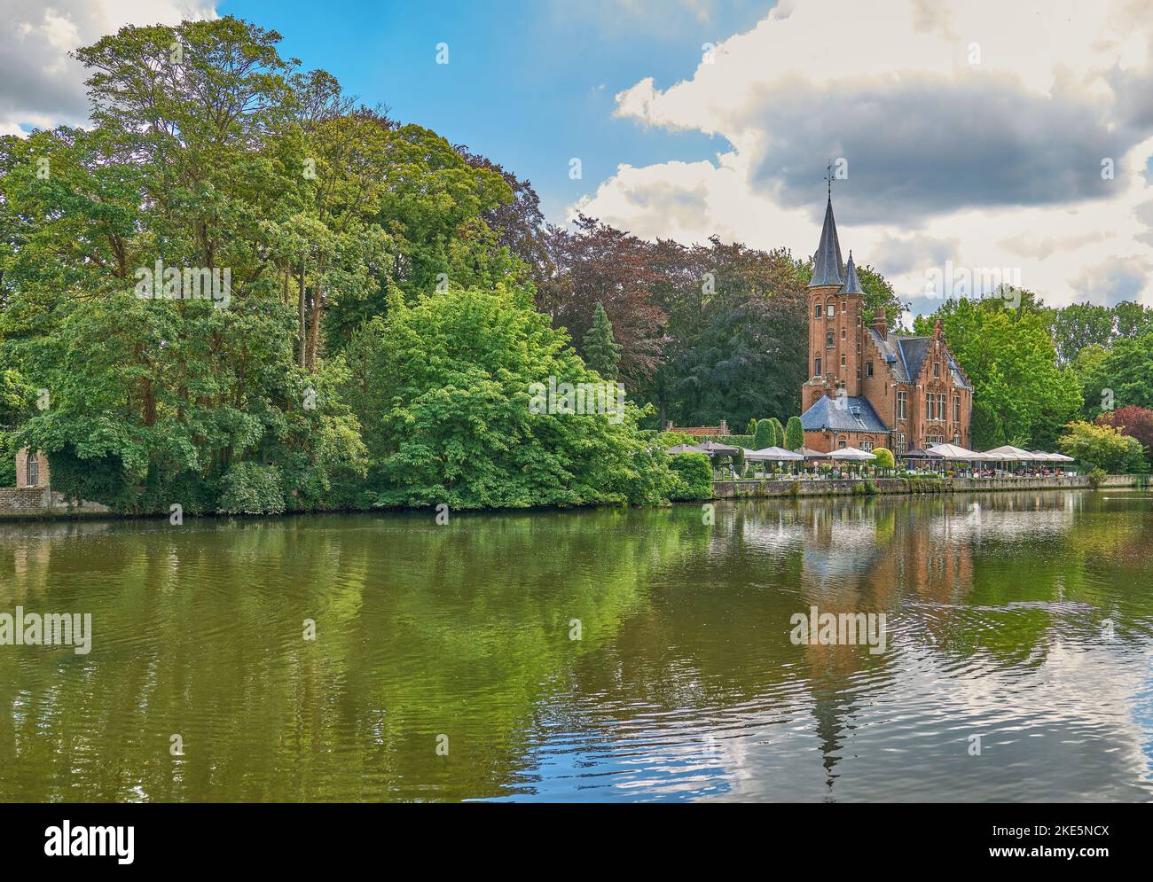 Bruges, Belgio - 21 luglio 2020: Il Castello, località in stile gotico sul lago Minnewat (lago d'amore) Foto Stock