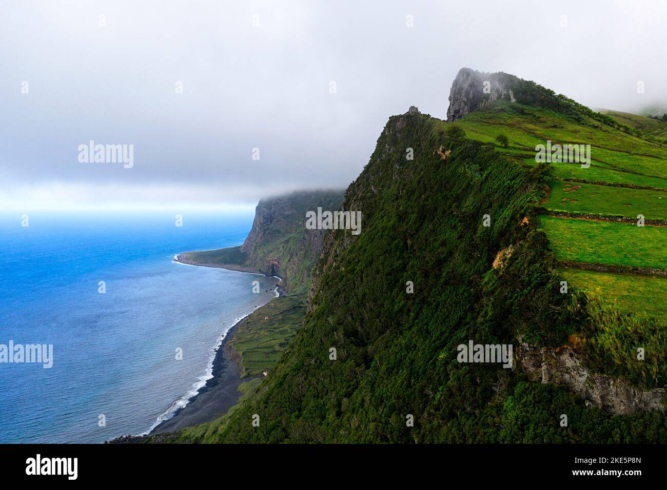 Vista aerea delle alte scogliere della costa meridionale dell'isola di Flores, Azzorre, Portogallo Foto Stock
