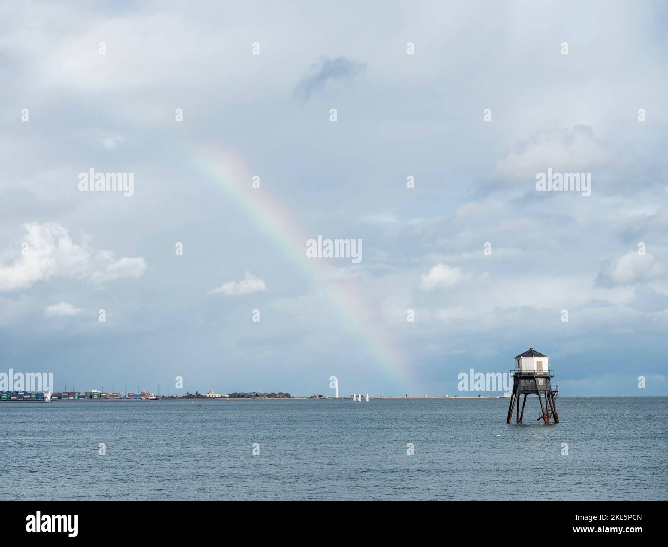 Rainbow sul faro esterno di Dovercourt, Dovercourt Bay, Harwich, Essex, Inghilterra Foto Stock