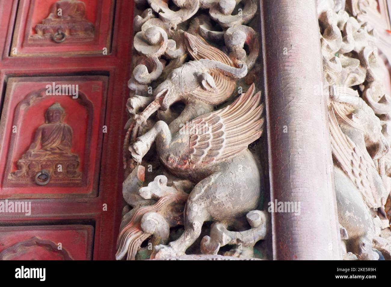 Una statua in pietra di Buddha e anatre di pietra su un muro nel Tempio di Zhihua, Pechino Foto Stock