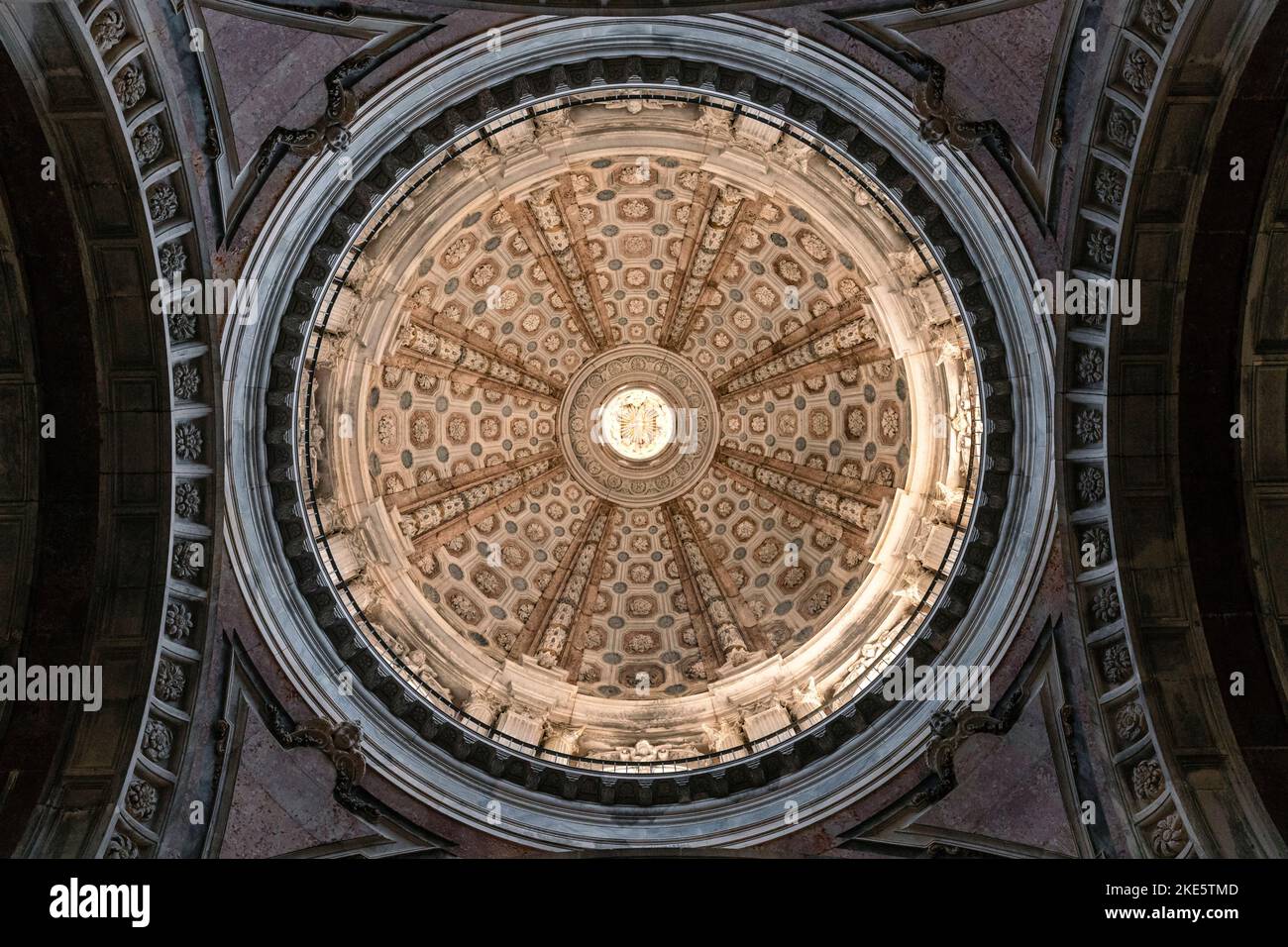 Vista dal basso del Palazzo Nazionale della cupola di Mafra in Portogallo Foto Stock