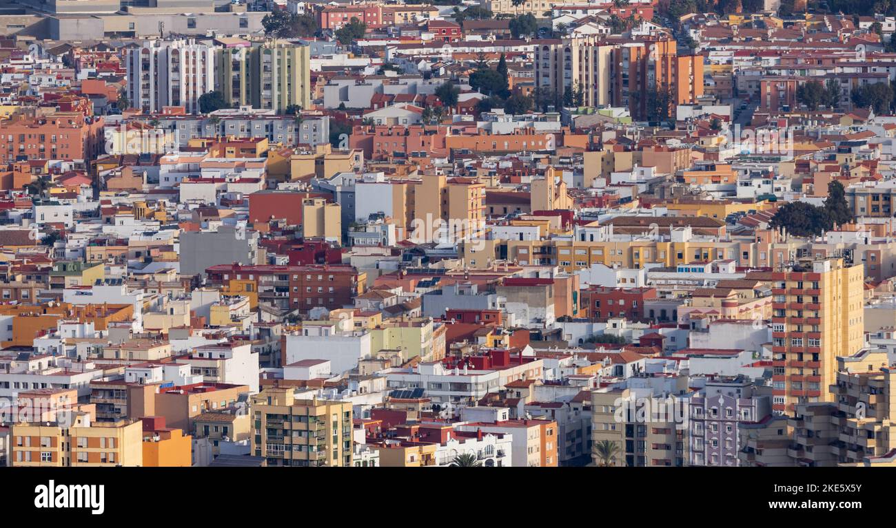 Vista aerea degli edifici residenziali di appartamenti nella città di la linea de la Concepcion, Spagna. Foto Stock