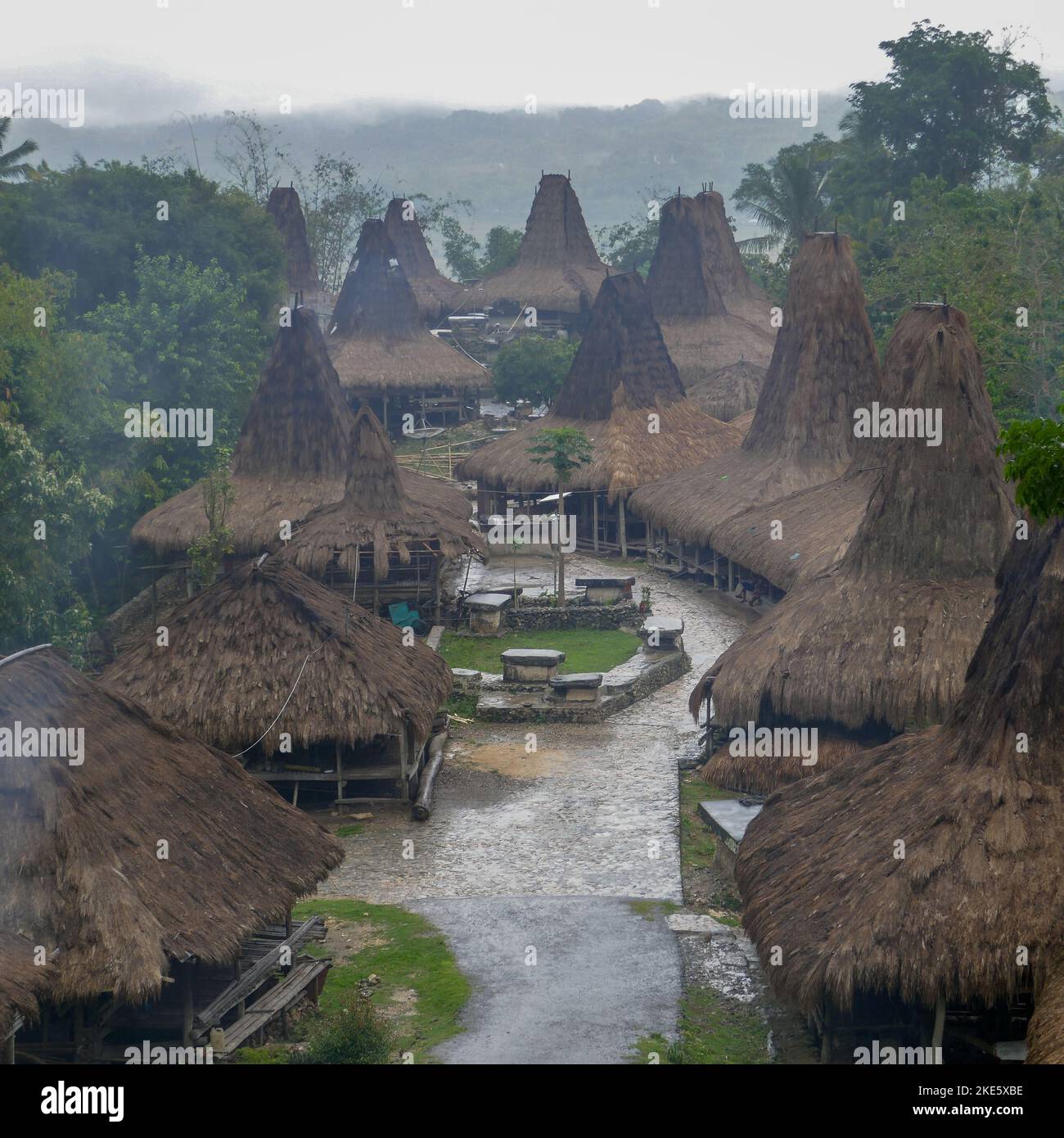 Vista panoramica del villaggio tradizionale di Prai Ijing in una giornata piovosa, Waikabubak, isola di Sumba, Nusa Tenggara orientale, Indonesia Foto Stock