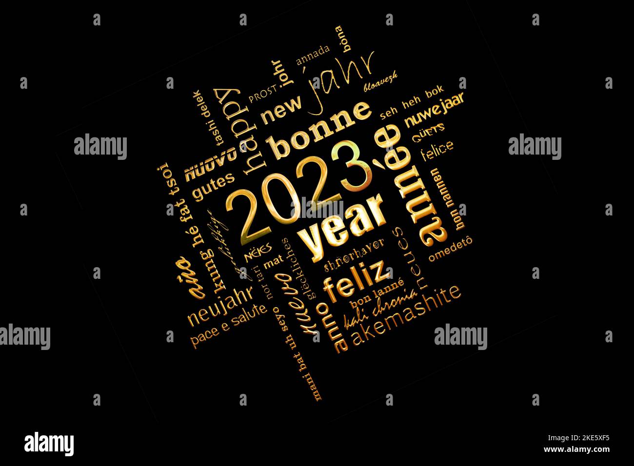 2023 biglietto d'auguri multilingue per il nuovo anno con parole d'oro su sfondo nero Foto Stock
