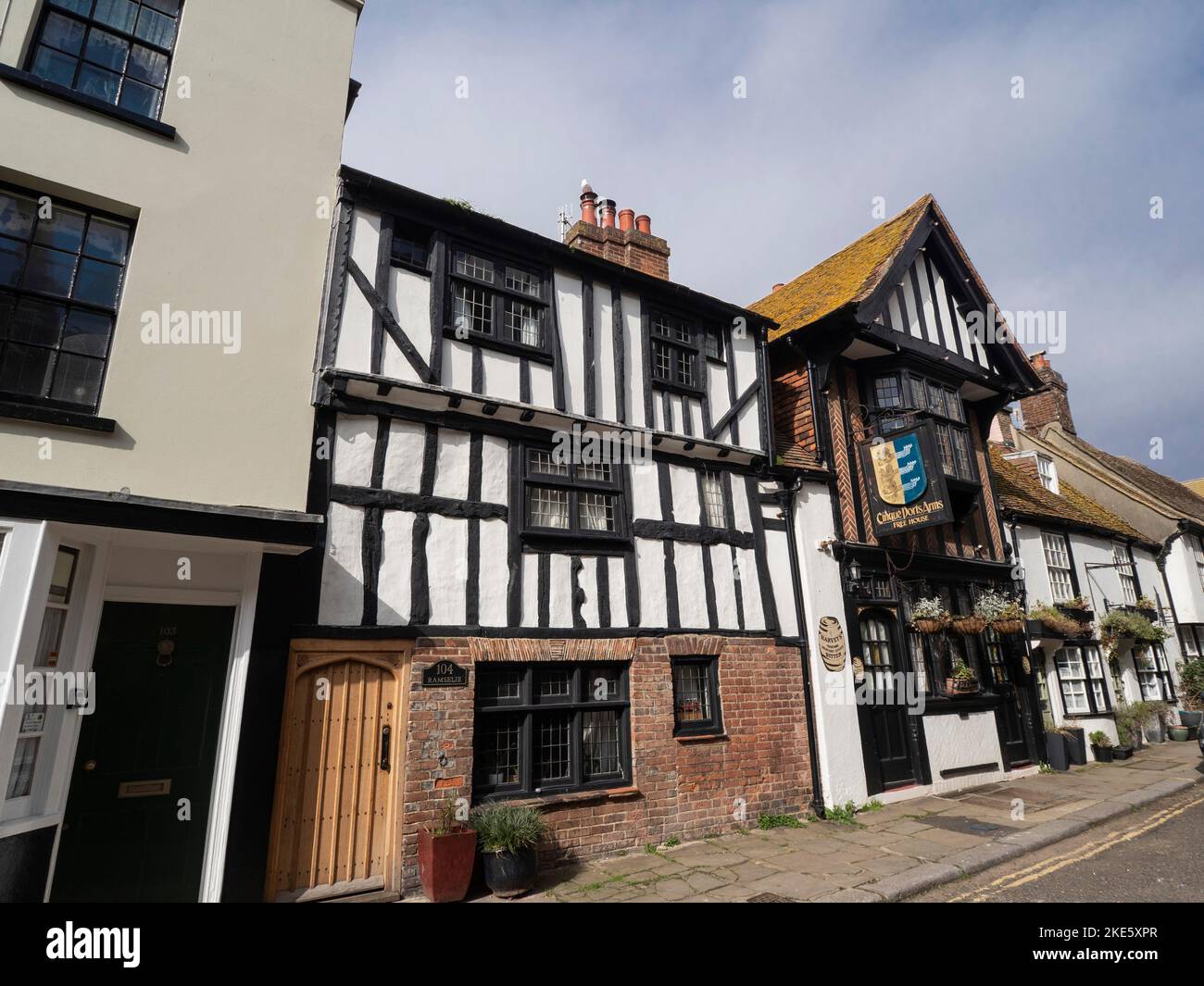 Case e case pubbliche in All Saints Street, Old Town, Hastings, East Sussex, Inghilterra Foto Stock