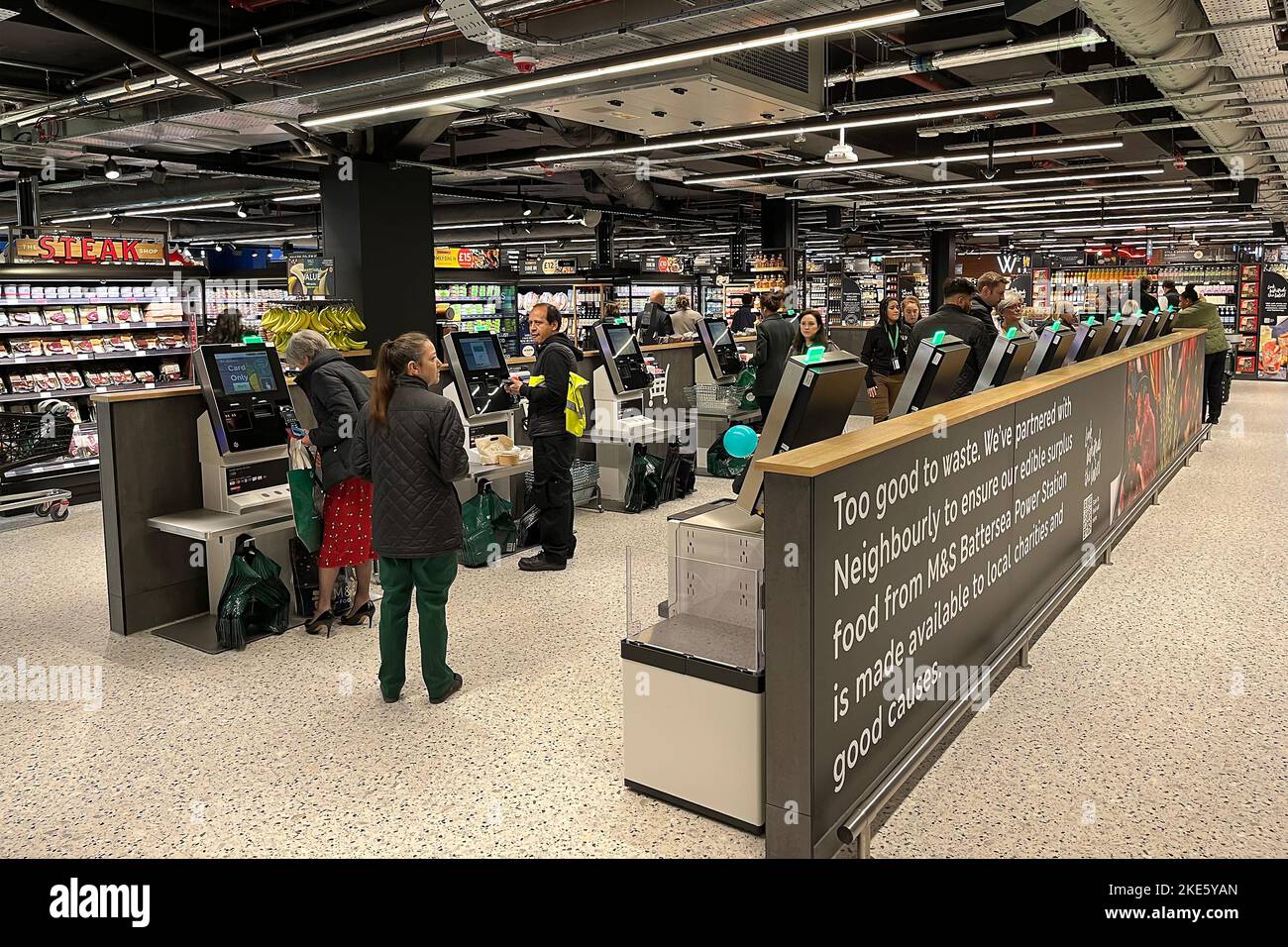 Check out tills presso la sala ristorazione M and S della Battersea Power Station di Londra. Novembre 2022. Foto Stock