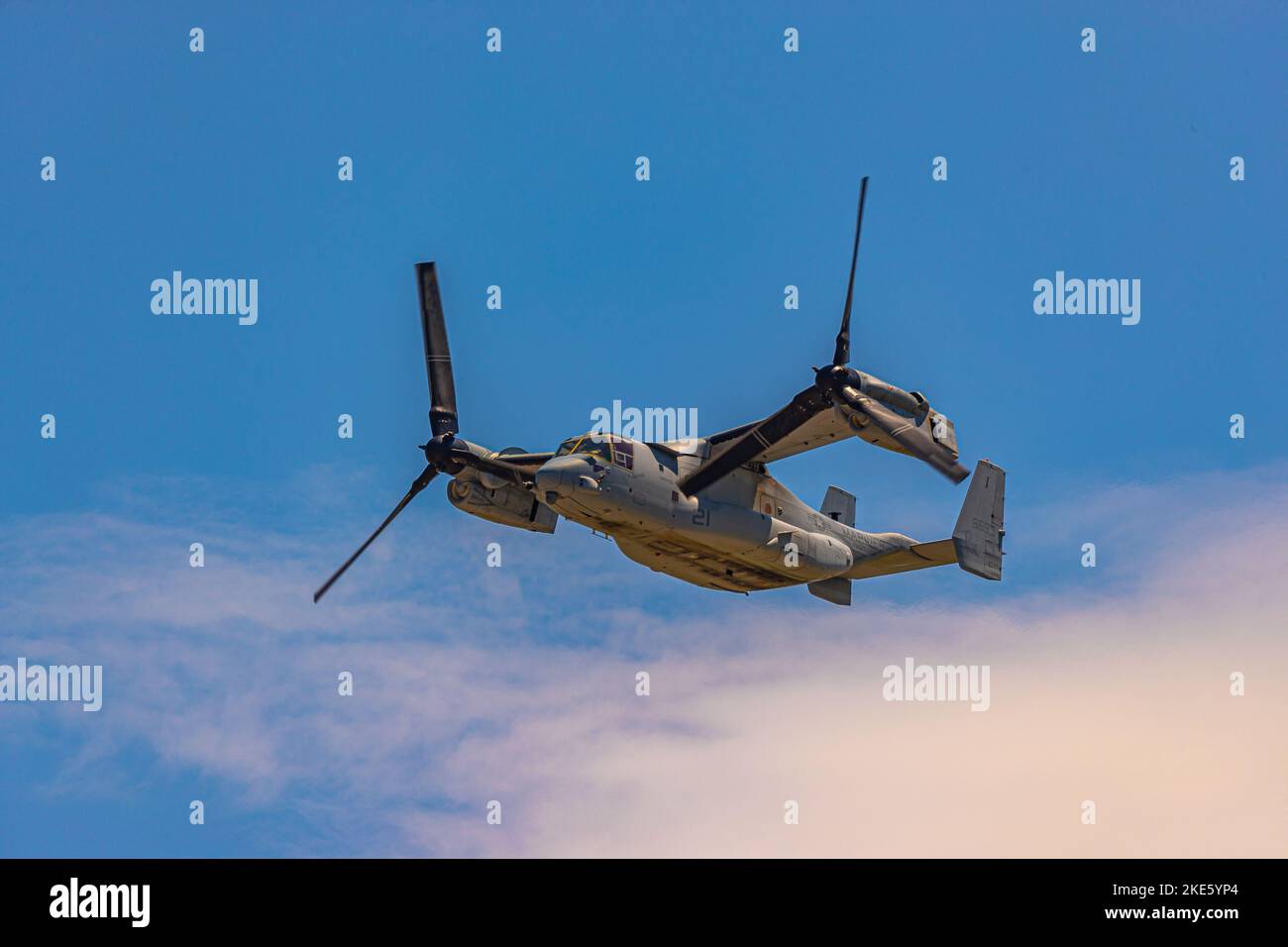 Il Boeing MV-22B Osprey vola in aria contro il cielo blu durante il giorno Foto Stock