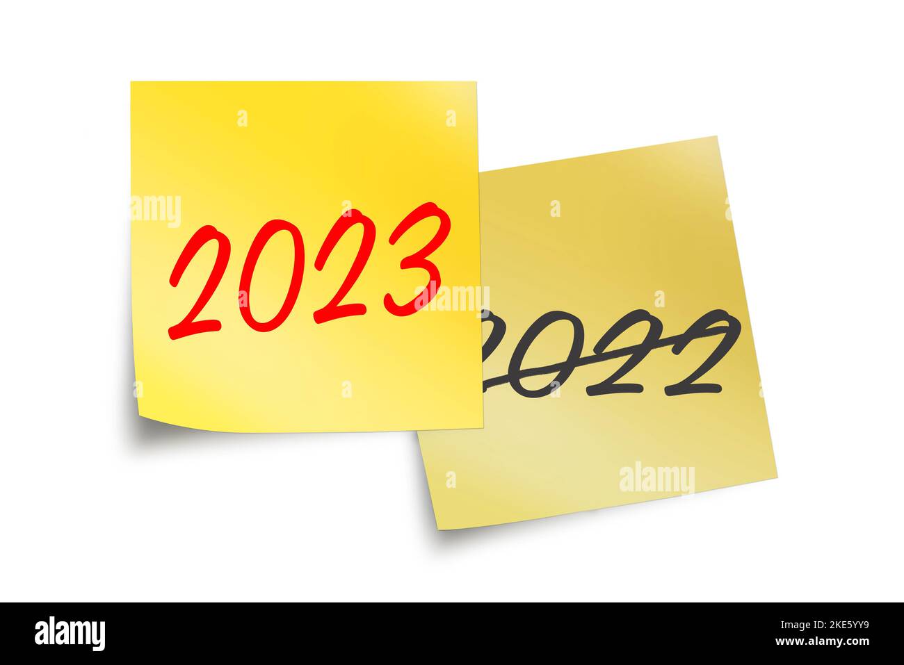 2023 e 2022 scritti su note adesive gialle isolate su illustrazione bianca di un nuovo anno Foto Stock