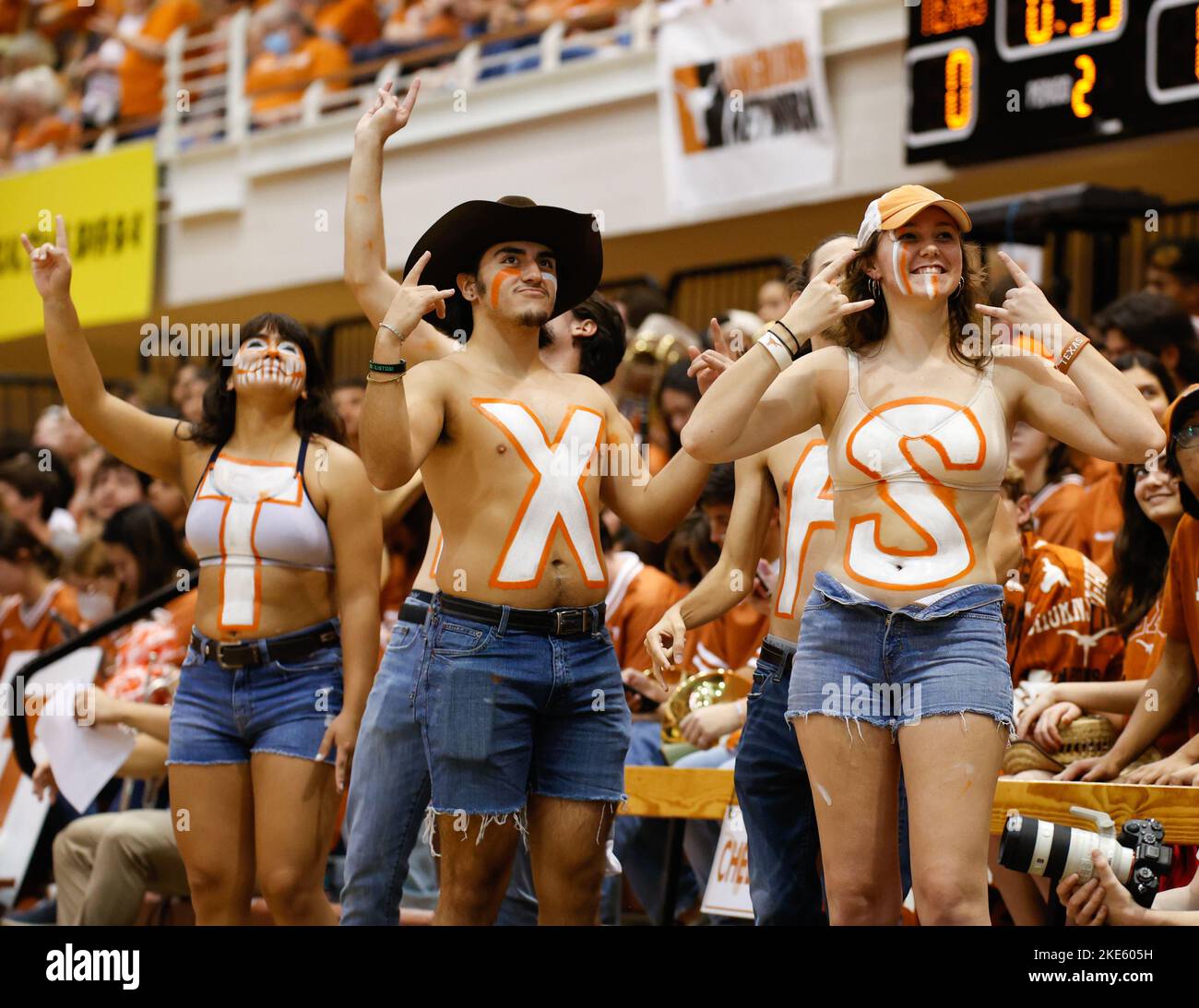 Austin. Texas, 09/11/2022, 9 novembre 2022: The Texas Longhorns Hellraisers durante una partita di pallavolo NCAA tra il Texas e lo stato dell'Iowa il 9 novembre 2022 ad Austin. Il Texas ha vinto 3-0. (Credit Image: © Scott Coleman/ZUMA Press Wire) Foto Stock