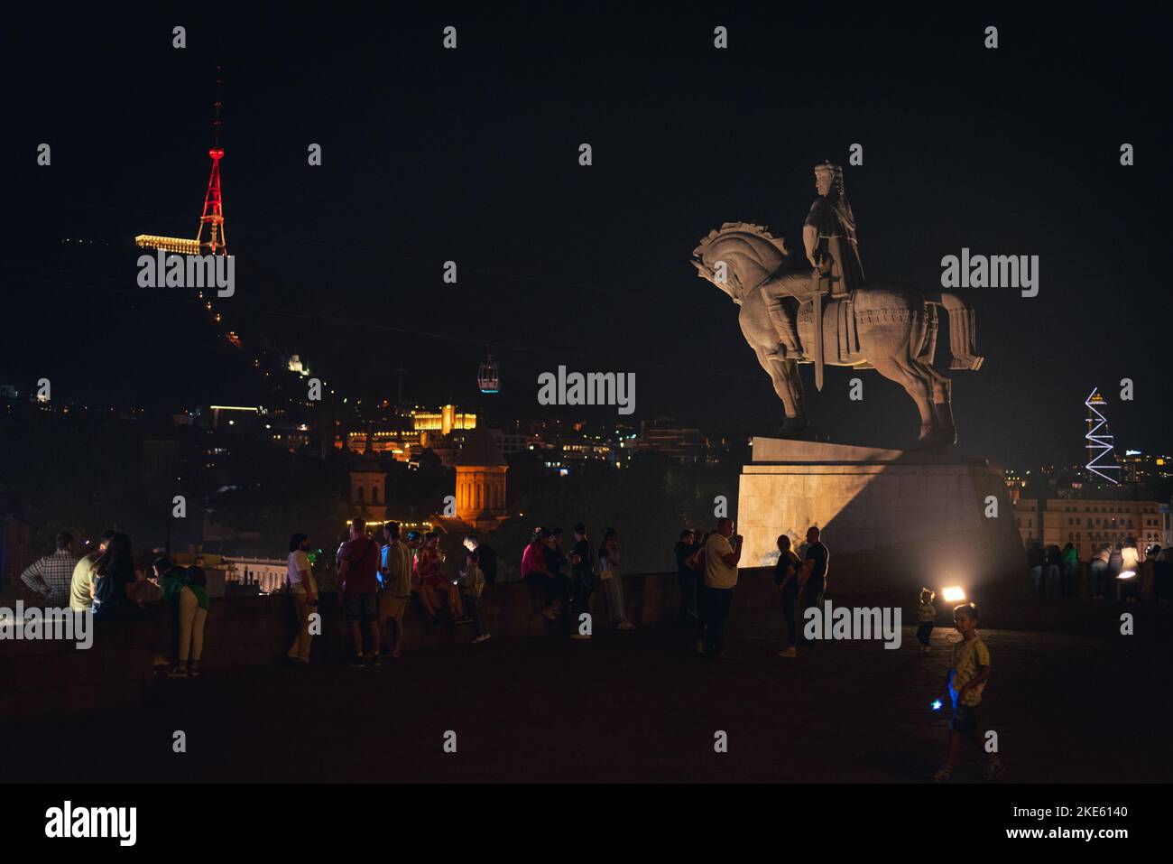 Tbilisi, Georgia - 1 ottobre 2022: Monumento a Vakhtang Gorgasali di notte. Foto Stock
