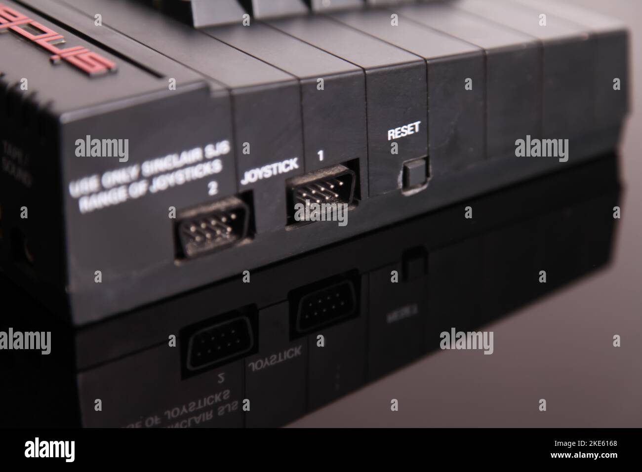 Sinclair Spectrum +3 Personal computer, porta joystick e pulsante di reset sul lato della macchina Foto Stock