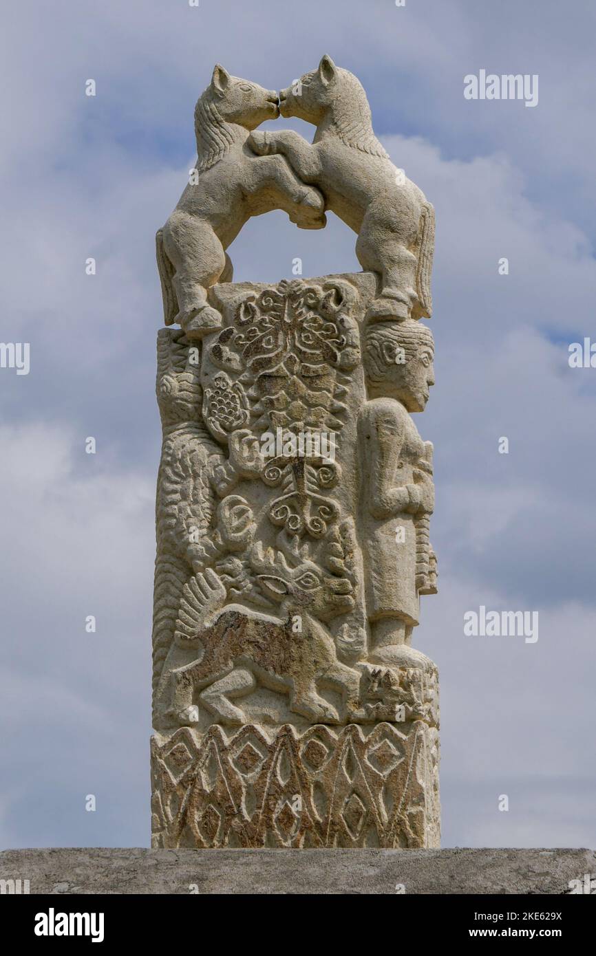 Bella scultura in pietra con cavalli, cervi, coccodrillo, gamberi e umani sulla tomba megalitica a Pau rende, isola di Sumba, East Nusa Tenggara, Indonesia Foto Stock