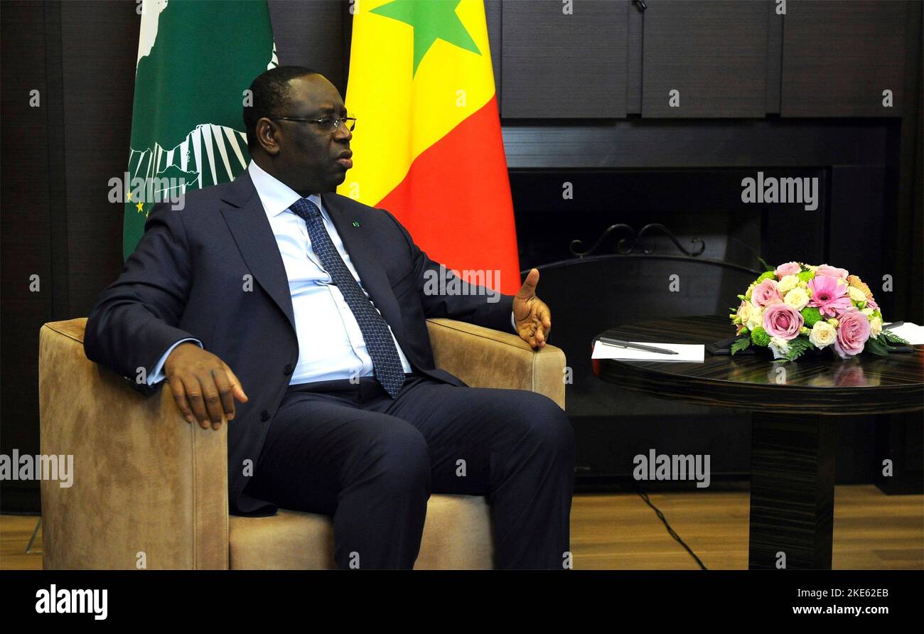 Sochi, Russia. 03 giugno, 2022. Il Presidente senegalese e il presidente dell'Unione africana Macky Sall, durante un incontro bilaterale faccia a faccia con il Presidente russo Vladimir Putin nella residenza di Bocharov Ruchei, 3 giugno 2022 a Sochi, Russia. Putin ha ospitato Sall per discutere la ripresa delle spedizioni di grano dall’Ucraina. Credit: Mikhail Klimentyev/Kremlin Pool/Alamy Live News Foto Stock