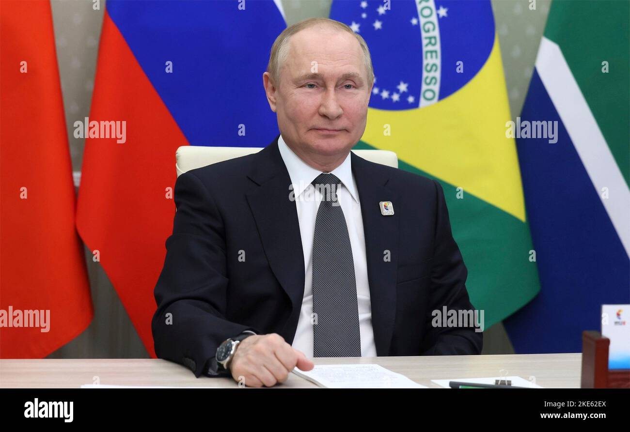 Novo-Ogaryovo, Russia. 24 giugno, 2022. Il presidente russo Vladimir Putin ospita i leader regionali per una sessione virtuale dei membri BRICS Plus durante il vertice BRICS del 14th dalla residenza statale Novo-Ogarevo, 24 giugno 2022 fuori Mosca, Russia. Credit: Mikhail Metzel/Kremlin Pool/Alamy Live News Foto Stock