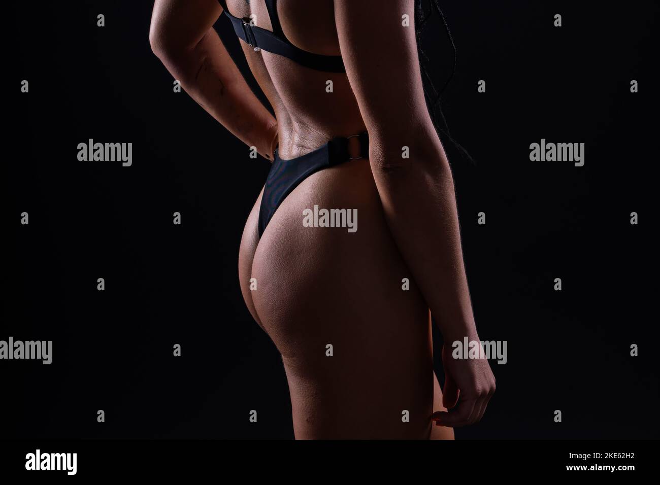 Close-up shot di giovane donna con cintura muscolare dei muscoli addominali. Abs di montare atleta femminile. Foto Stock