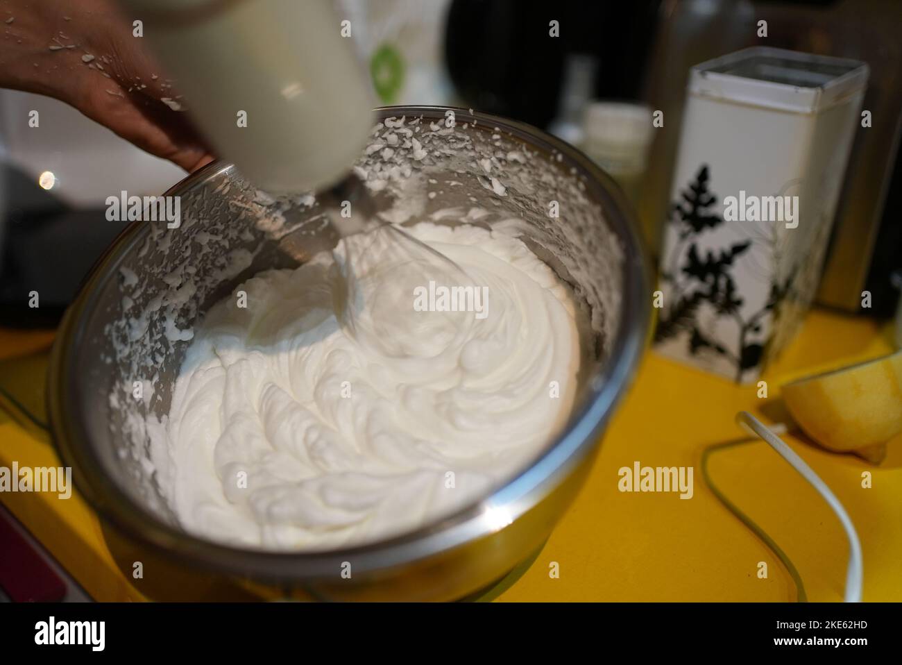 Angolo laterale del mixer per mescolare una crema bianca Foto Stock