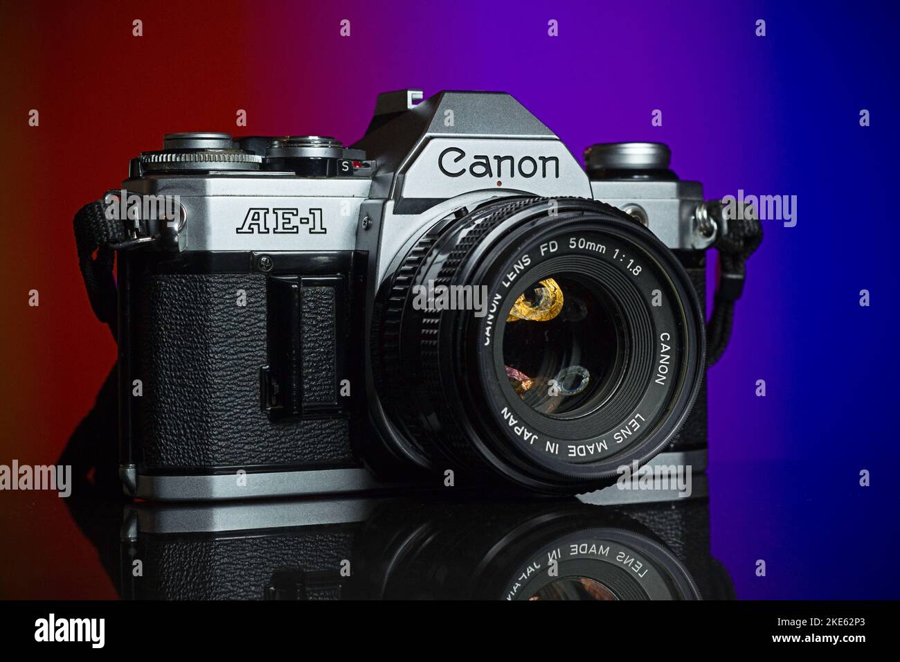 Canon AE-1 con obiettivo FD da 1,8 50 mm. Stile prodotto fotografato. Foto Stock