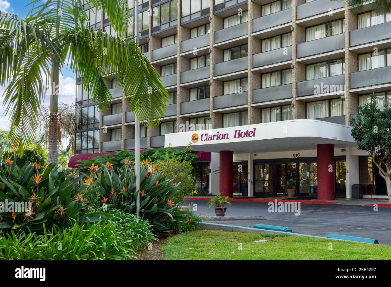 Anaheim, CA, USA – 1 novembre 2022: Ingresso principale del Clarion Hotel by Choice Hotels sulla Convention Way, ad Anaheim, California. Foto Stock