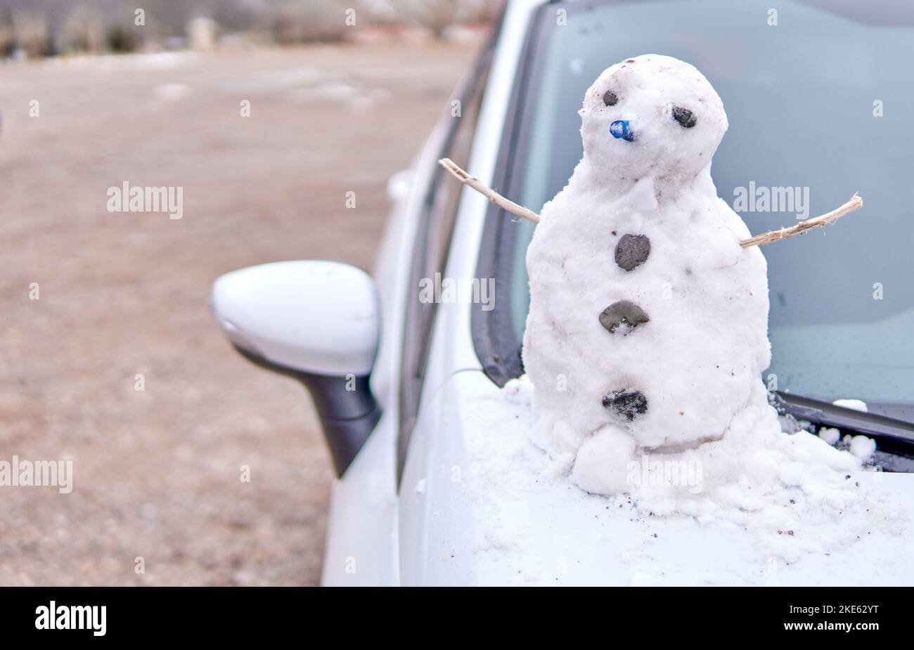 Snowman seduto fuori in cima alla macchina bianca parcheggiata sul lato della strada a Mendoza, Argentina. Foto Stock