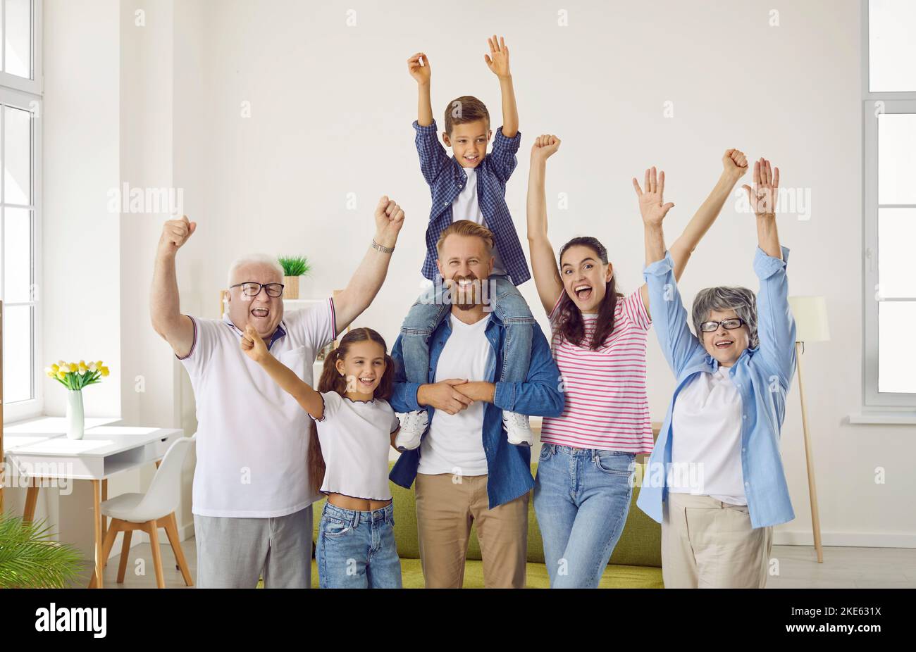 Ritratto di grandi genitori felici della famiglia, nonni, capretti con le mani che si alzano in su nel paese. Foto Stock