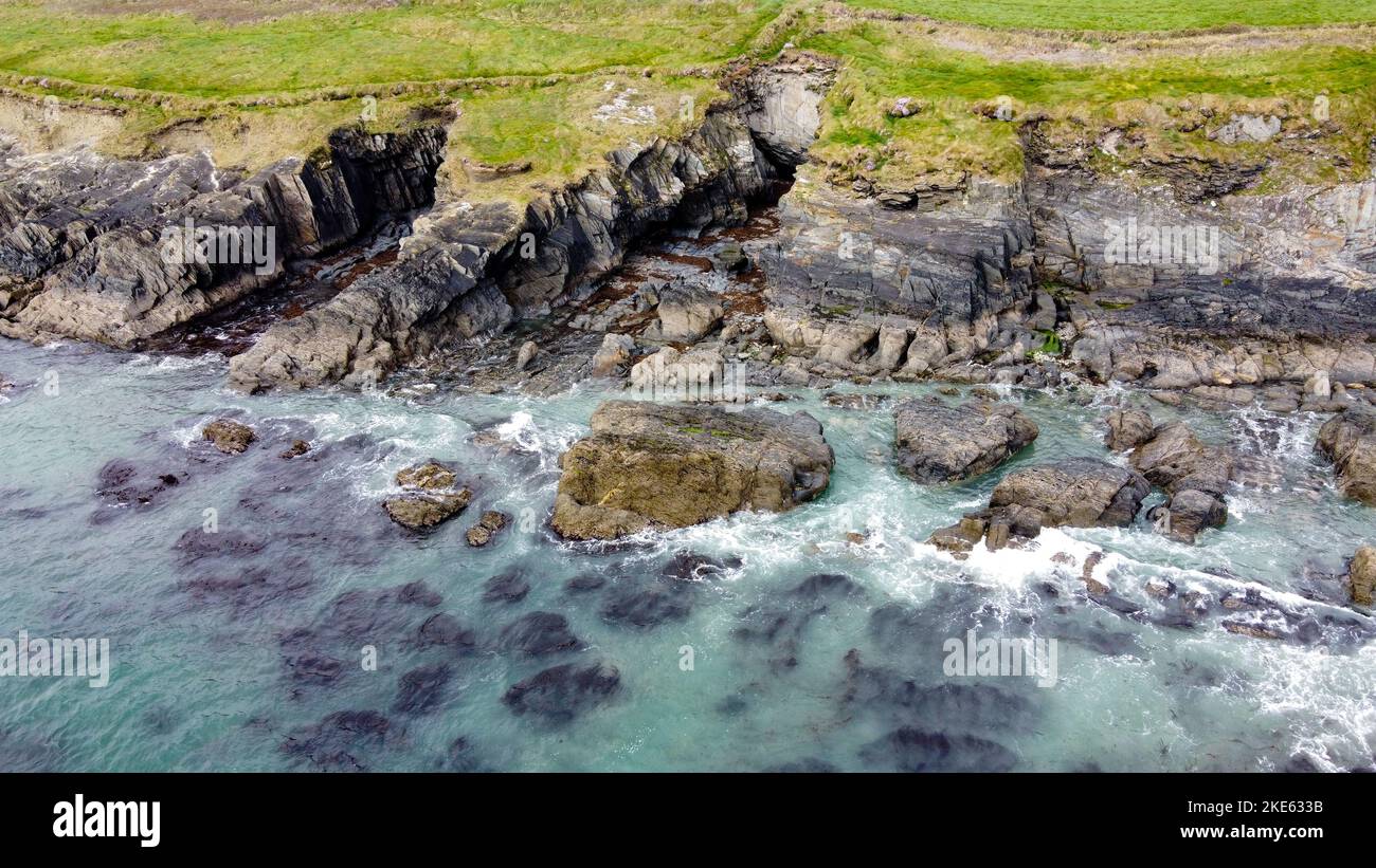 Foto aerea. Punto di vista del drone. Paesaggi sulla Wild Atlantic Way. Attrazioni naturali del Nord Europa. Scogliere costiere dell'Oceano Atlantico. Foto Stock