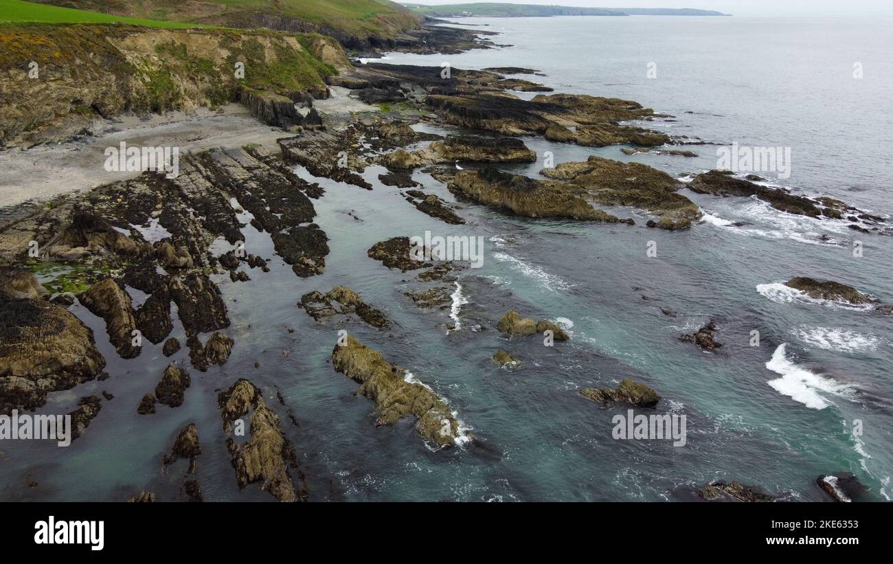 Costa rocciosa dell'Oceano Atlantico nel sud dell'Irlanda. Splendida natura del Nord Europa. Vista aerea della costa rocciosa. Foto Stock