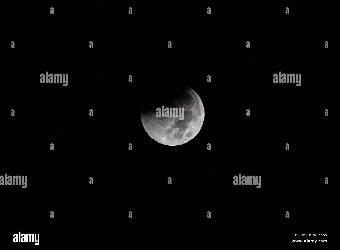 Arlington, Stati Uniti d'America. 08 Novembre 2022. Una delle fasi della progressione della Luna durante un'eclissi lunare totale nel cielo notturno, 8 novembre 2022, ad Arlington, Virginia, STATI UNITI. Credit: Lance Cheung/USDA/Alamy Live News Foto Stock