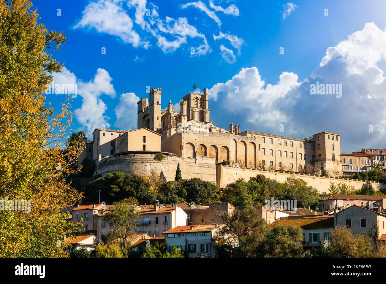 La Cattedrale di Saint-Nazaire-et-Saint-Celse è una chiesa in stile gotico situata a Béziers, Hérault, Occitanie, Francia Foto Stock