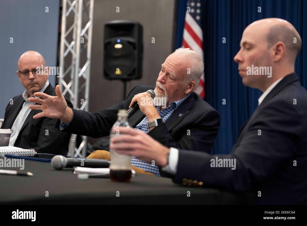 McAllen Texas USA, 9 novembre 2022: Consulente politico repubblicano di lunga data DAVE CARNEY dà una conferenza stampa post-elettorale parlando dei suoi metodi e della sua strategia di guida Texas Gov. Greg Abbott (non mostrato) ad una vittoria di rielezione il giorno precedente. Abbott ha sconfitto lo sfidante democratico Beto o'Rourke per vincere il suo terzo mandato. ©Bob Daemmrich Foto Stock