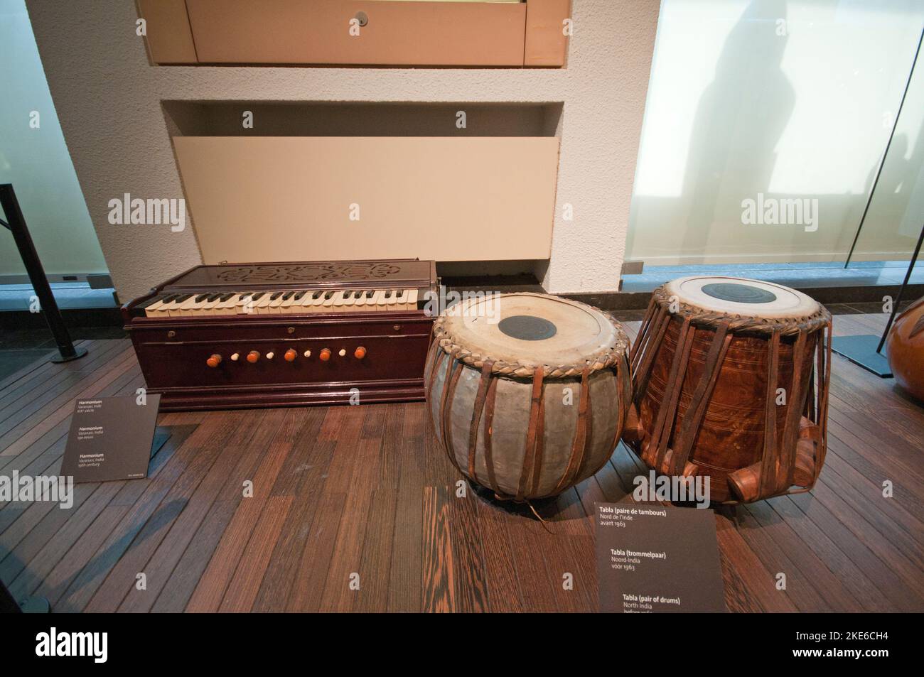 Harmonium (Varanasi, India, 19th ° secolo) e Tabla, coppia di tamburi (India del Nord, c1963), Musical Instruments Museum (MIM), Bruxelles, Belgio Foto Stock Harmonium (Varanasi, India, 19th ° secolo) e Tabla, coppia di tamburi (India del Nord, c1963), Musical Instruments Museum (MIM), Bruxelles, Belgio Foto Stock