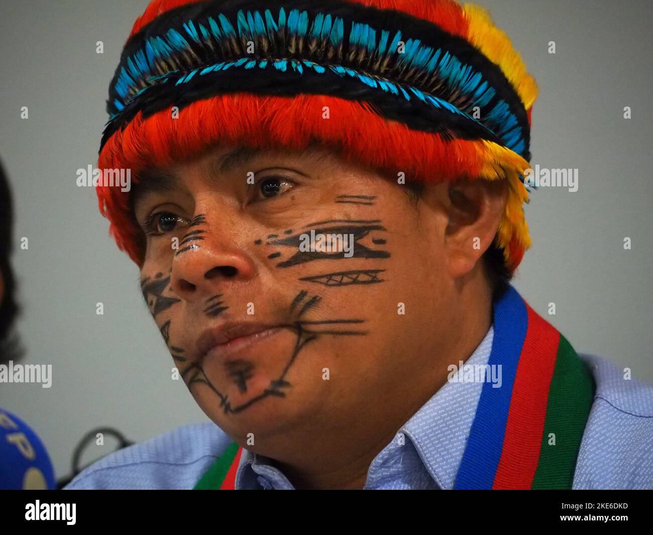 Perù, 10/11/2022, Nelton Yankur, Presidente della Federazione Achuar del Perù parlando quando i rappresentanti delle popolazioni indigene del Perù offrono una conferenza stampa sulla situazione attuale delle fuoriuscite di petrolio in Amazzonia e coste a corrispondenti dell'Associazione stampa estera in Perù (APEP) Foto Stock