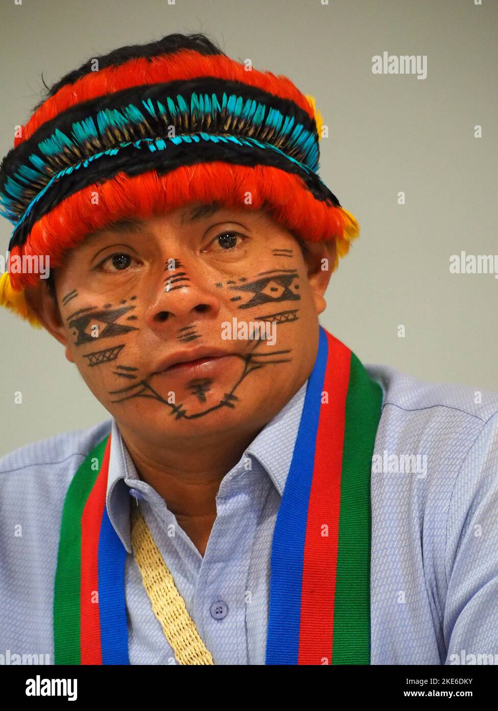 Perù, 10/11/2022, Nelton Yankur, Presidente della Federazione Achuar del Perù parlando quando i rappresentanti delle popolazioni indigene del Perù offrono una conferenza stampa sulla situazione attuale delle fuoriuscite di petrolio in Amazzonia e coste a corrispondenti dell'Associazione stampa estera in Perù (APEP) Foto Stock