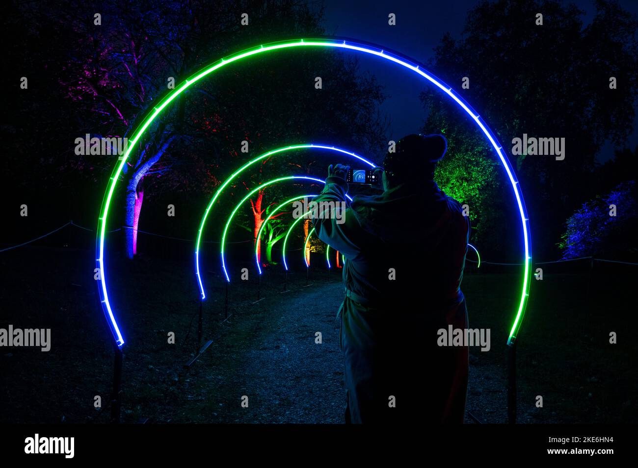 Londra, Regno Unito. 10 novembre 2022. Un membro dello staff vede un'installazione in un'anteprima dell'Enchanted Woodland a Syon Park nella parte ovest di Londra. Ora nel suo 16th° anno, l'evento presenta illuminazioni su un sentiero attraverso terreni paesaggistici di Capability Brown, passando per la Syon House del 16th° secolo, la casa londinese del Duca di Northumberland, e termina al Grande Conservatorio. Lo spettacolo si svolge dal 11 al 27 novembre 2022. Credit: Stephen Chung / Alamy Live News Foto Stock