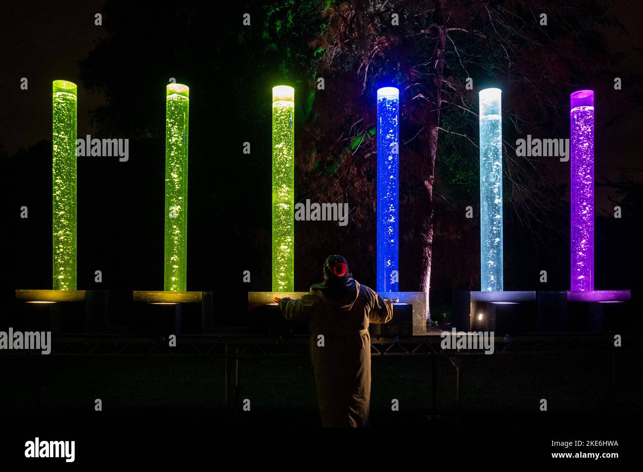 Londra, Regno Unito. 10 novembre 2022. Un membro dello staff sperimenta un'installazione interattiva in un'anteprima dell'Enchanted Woodland al Syon Park nella zona ovest di Londra. Ora nel suo 16th° anno, l'evento presenta illuminazioni su un sentiero attraverso terreni paesaggistici di Capability Brown, passando per la Syon House del 16th° secolo, la casa londinese del Duca di Northumberland, e termina al Grande Conservatorio. Lo spettacolo si svolge dal 11 al 27 novembre 2022. Credit: Stephen Chung / Alamy Live News Foto Stock