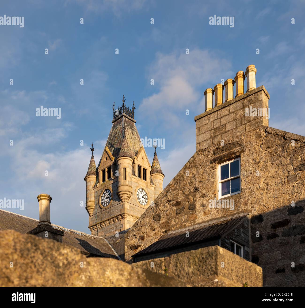 9 novembre 2022. Huntly, Aberdeenshire, Scozia. Questa è la Torre dell'Orologio presso Stewarts Hall nel centro di Huntly Town che riceve gli ultimi raggi del sole. Foto Stock