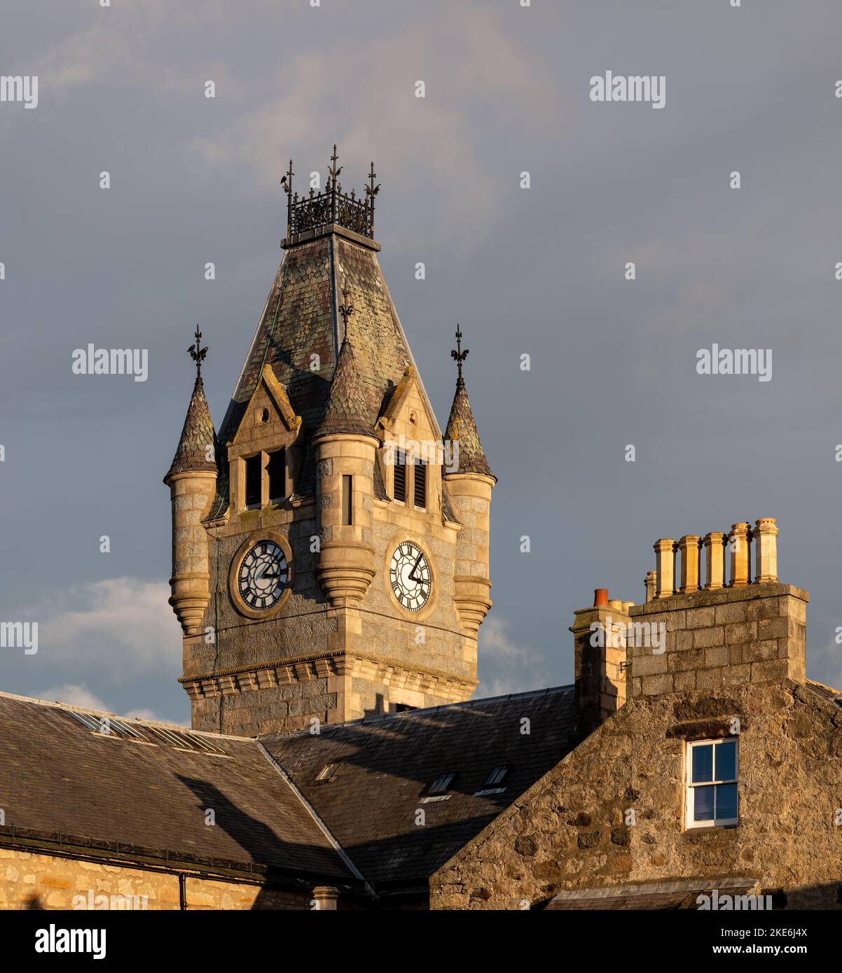 9 novembre 2022. Huntly, Aberdeenshire, Scozia. Questa è la Torre dell'Orologio presso Stewarts Hall nel centro di Huntly Town che riceve gli ultimi raggi del sole. Foto Stock