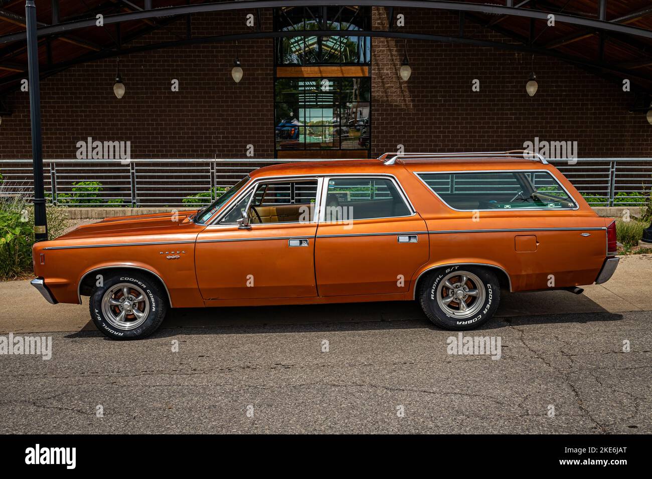 Des Moines, Iowa - 02 luglio 2022: Vista laterale in prospettiva alta di un vagone della stazione SST AMC Rambler Rebel del 1969 ad un'esposizione di automobili locale. Foto Stock