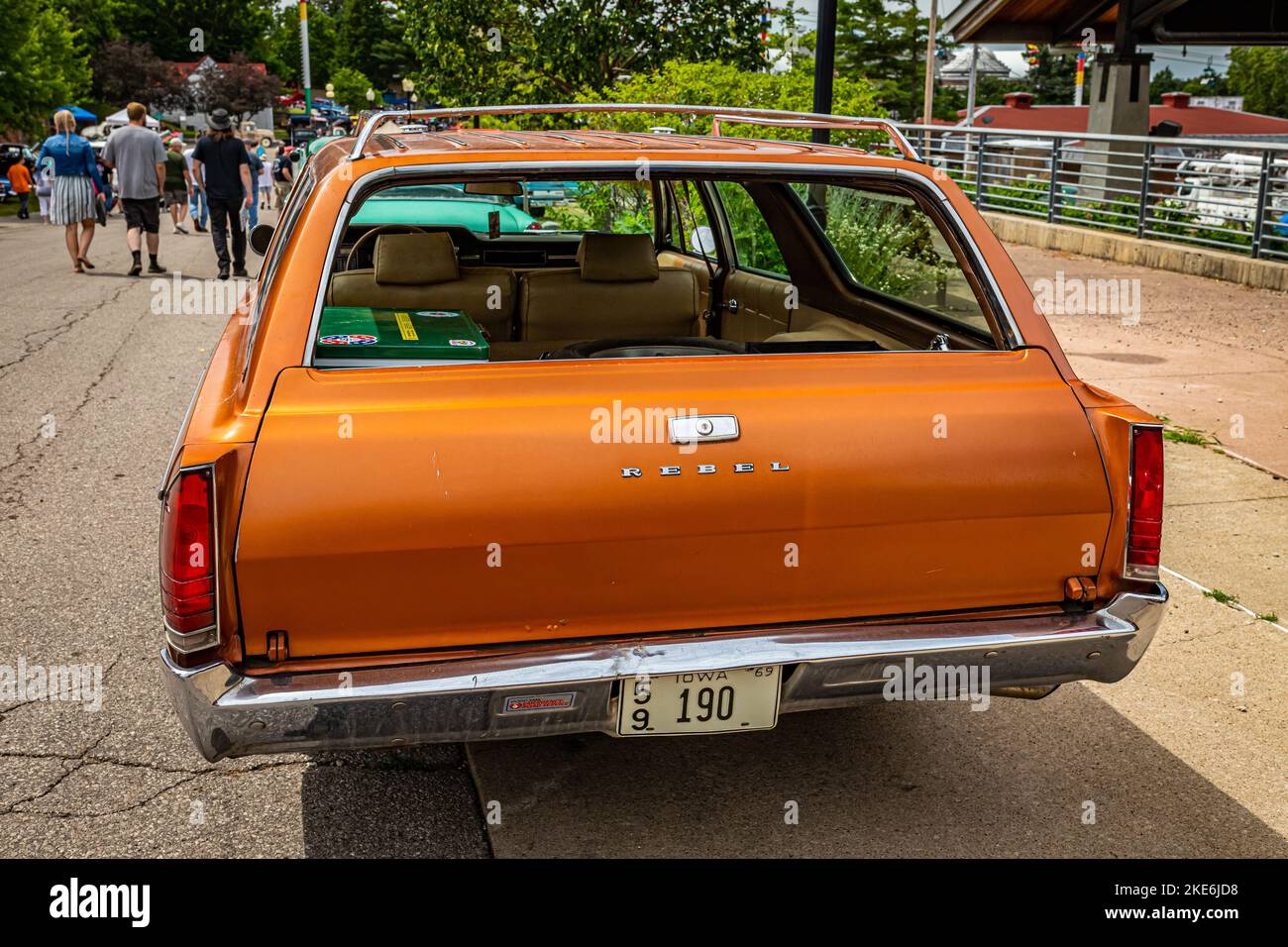 Des Moines, IA - 02 luglio 2022: Vista posteriore in prospettiva alta di una stazione AMC Rambler Rebel SST 1969 Wagon in un salone di auto locale. Foto Stock