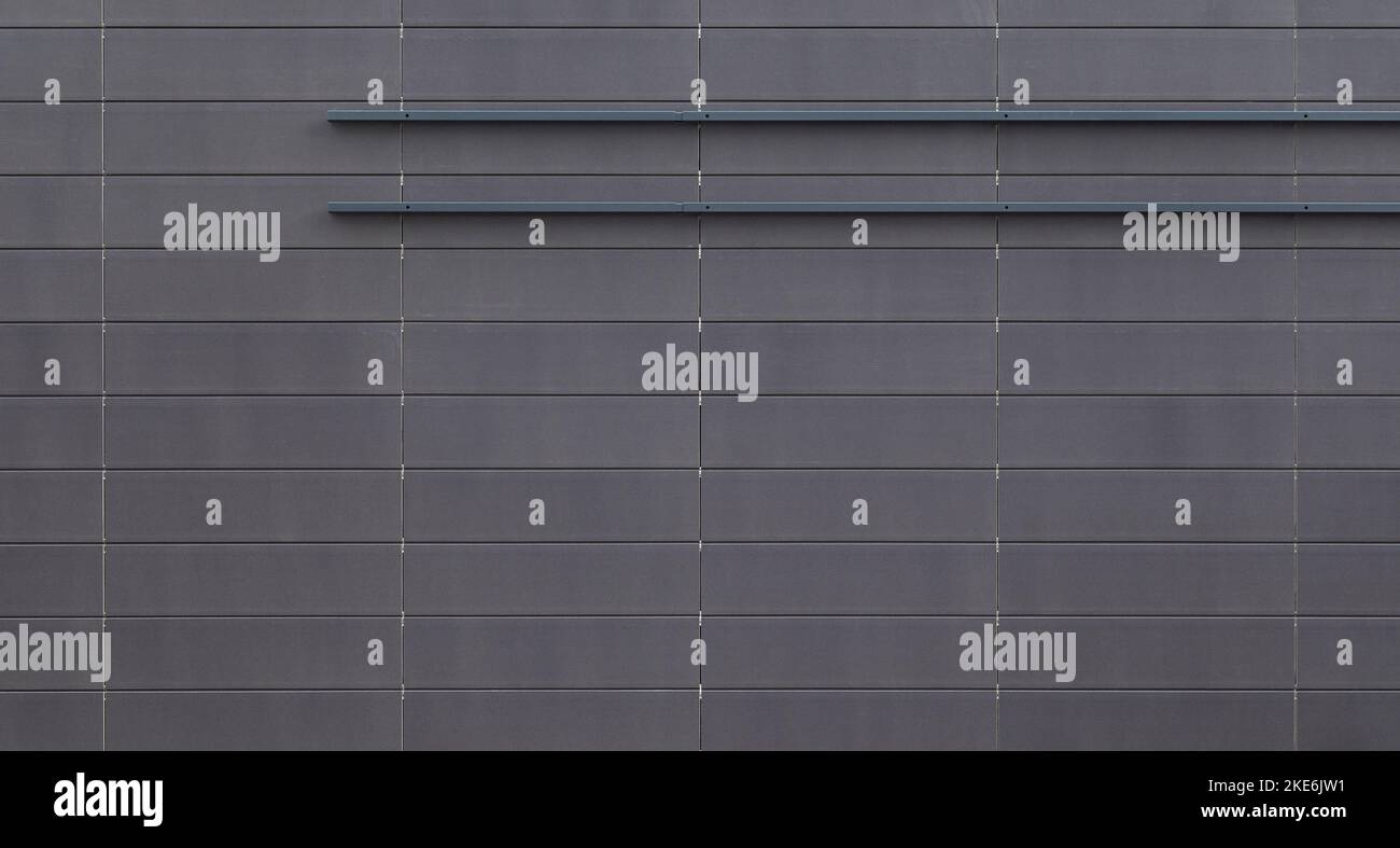Vista frontale di una nuova e moderna parete o esterno di un edificio in lastre grigie. Sfondo astratto a trama full frame ad alta risoluzione. Foto Stock