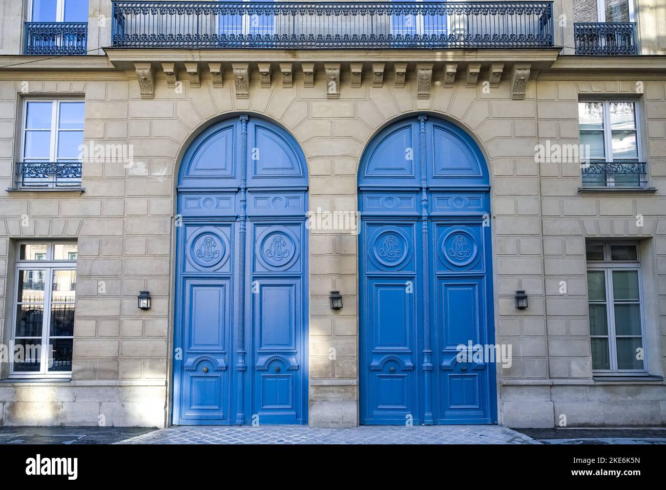 Parigi, due antiche porte in legno, bella facciata in un quartiere di lusso, rue Saint-Dominique, nel 7e ° arrondissement Foto Stock