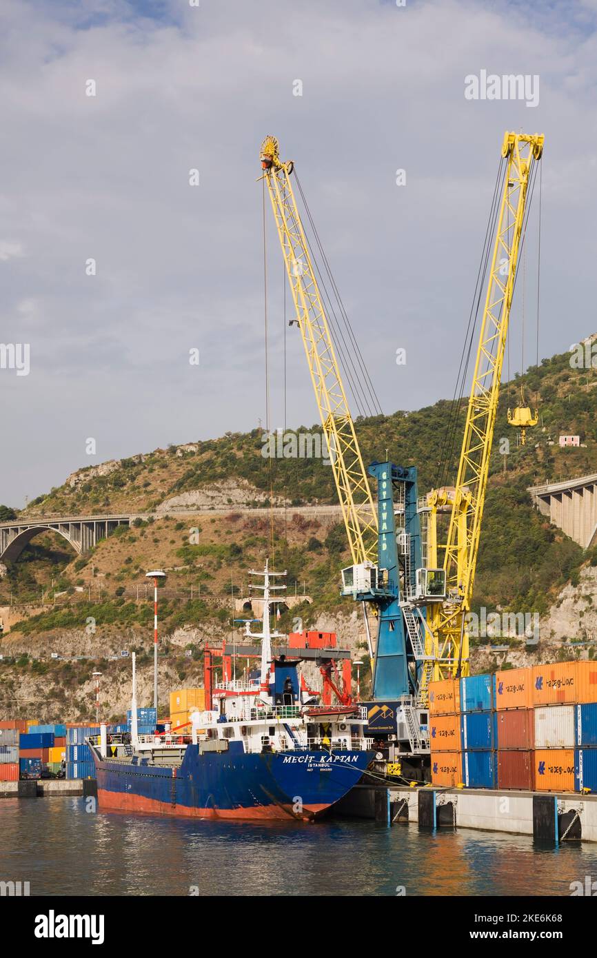 Nave da carico Mecit Kaptan con container impilati e gru a cavalletto in molo nel porto di Salerno, regione Campania, Italia. Foto Stock