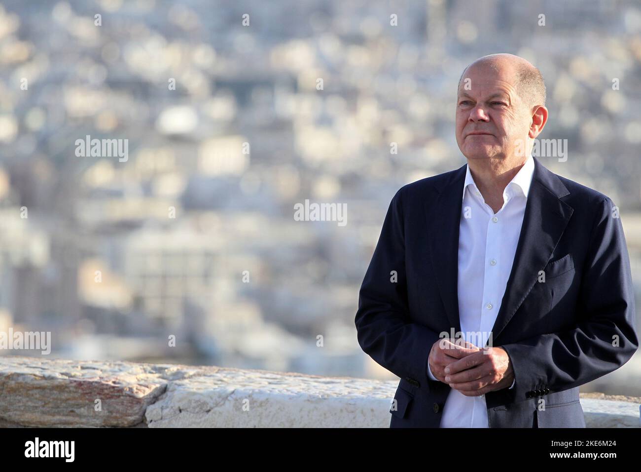 Il primo ministro greco Kyriakos Mitsotakis e il cancelliere tedesco OLAF Scholz parlano all'antico tempio del Partenone sulla collina dell'Acropoli durante una visita ad Atene. Foto Stock